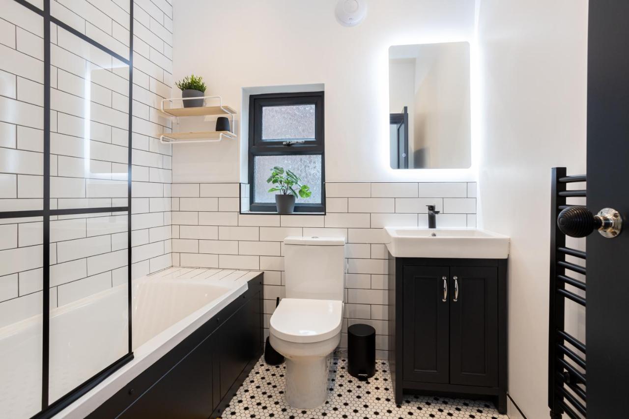 Stunning Scandi Abode In Parking Holiday home Manchester