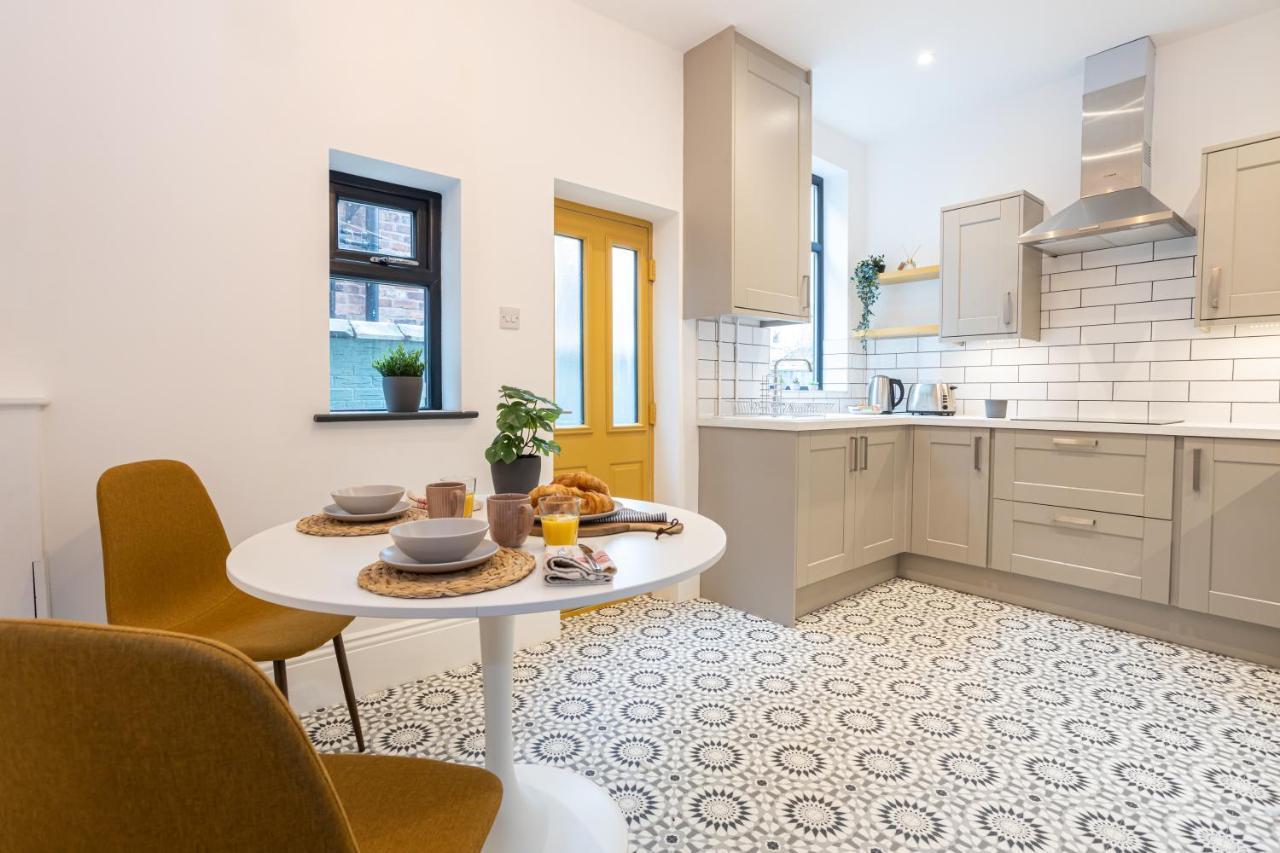 Stunning Scandi Abode In Parking Holiday home Manchester