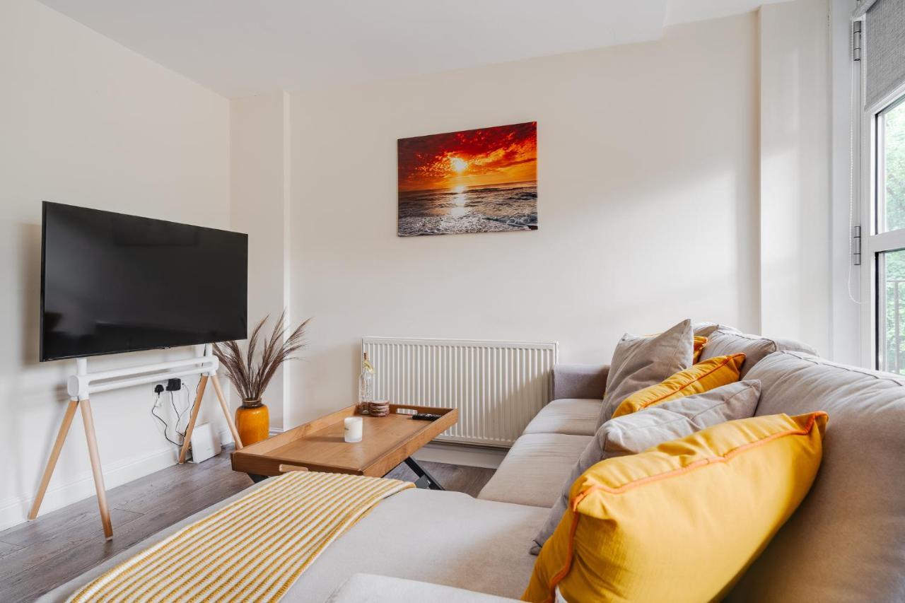 Brimmond Homes: Modern City-center With Parking Apartment *