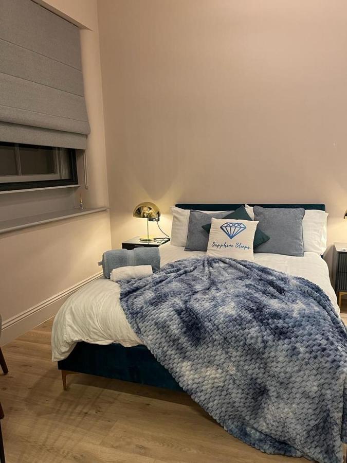 M1 Centre 3 Bed 3 Bath Luxe Penthouse Apartment *