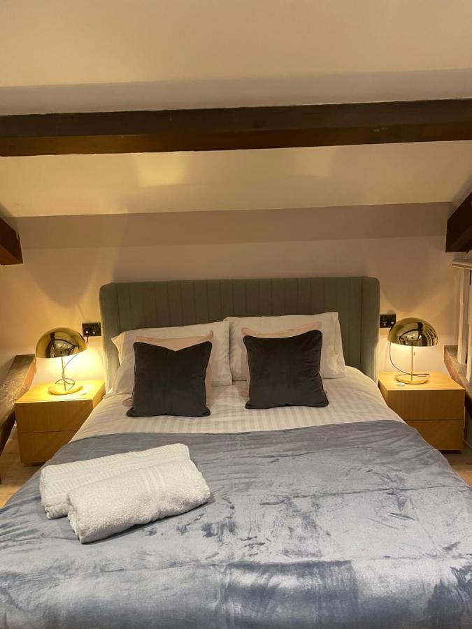 M1 Centre 3 Bed 3 Bath Luxe Penthouse Apartment *