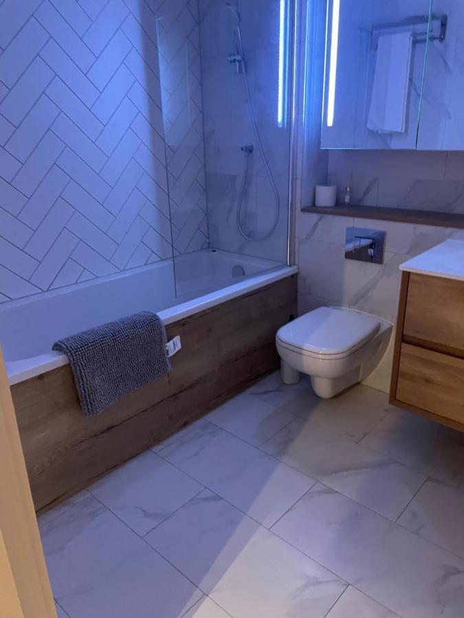 M1 Centre 3 Bed 3 Bath Luxe Penthouse Apartment