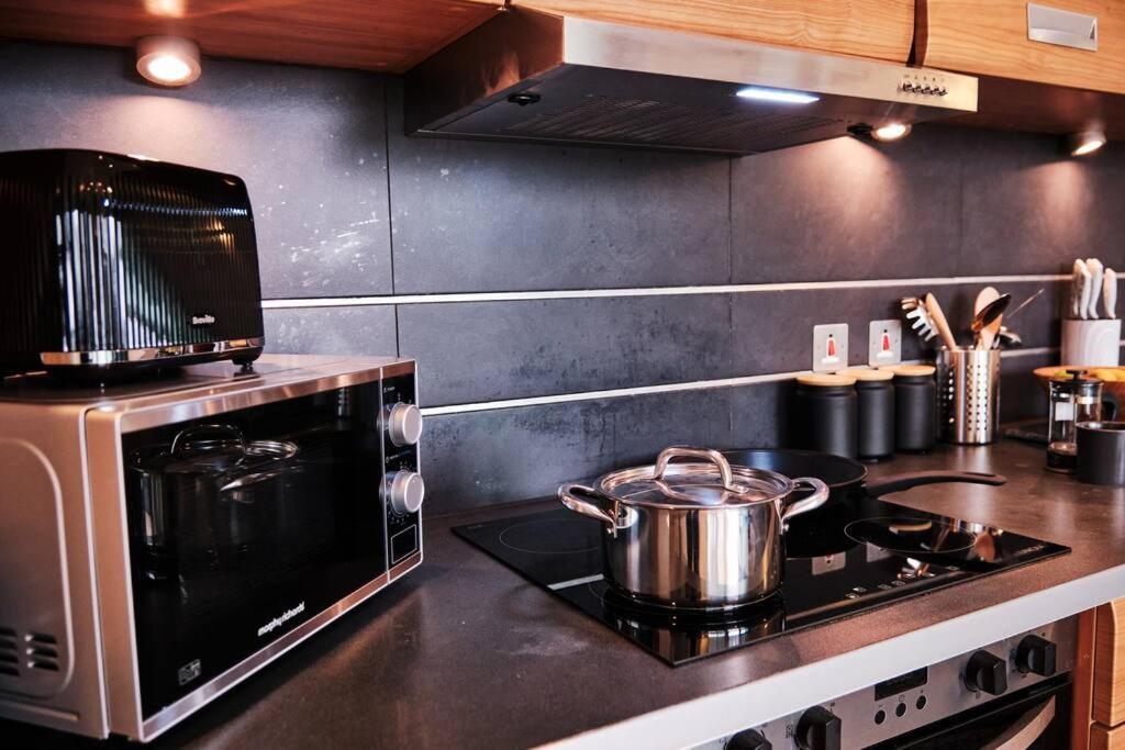 Pluxa Nordic Sky - Spacious Gem 2bed 2bath, & Free Parking Apartment Manchester