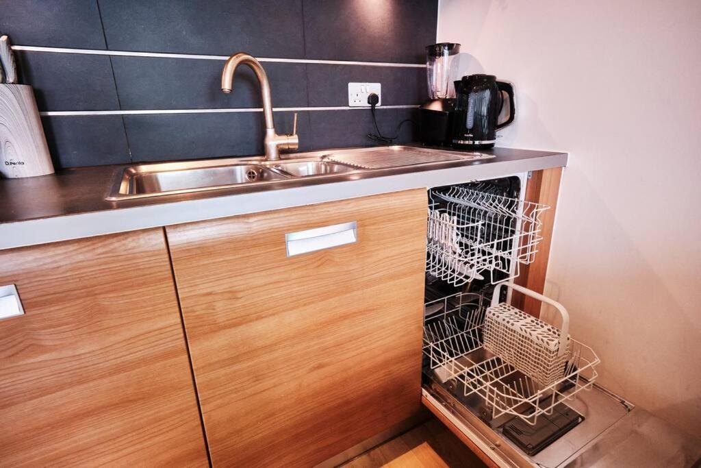 Pluxa Nordic Sky - Spacious Gem 2bed 2bath, & Free Parking * Manchester