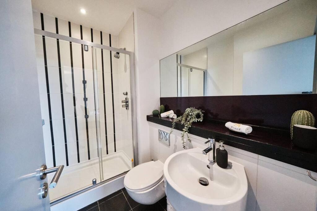 Pluxa Nordic Sky - Spacious Gem 2bed 2bath, & Free Parking * Manchester