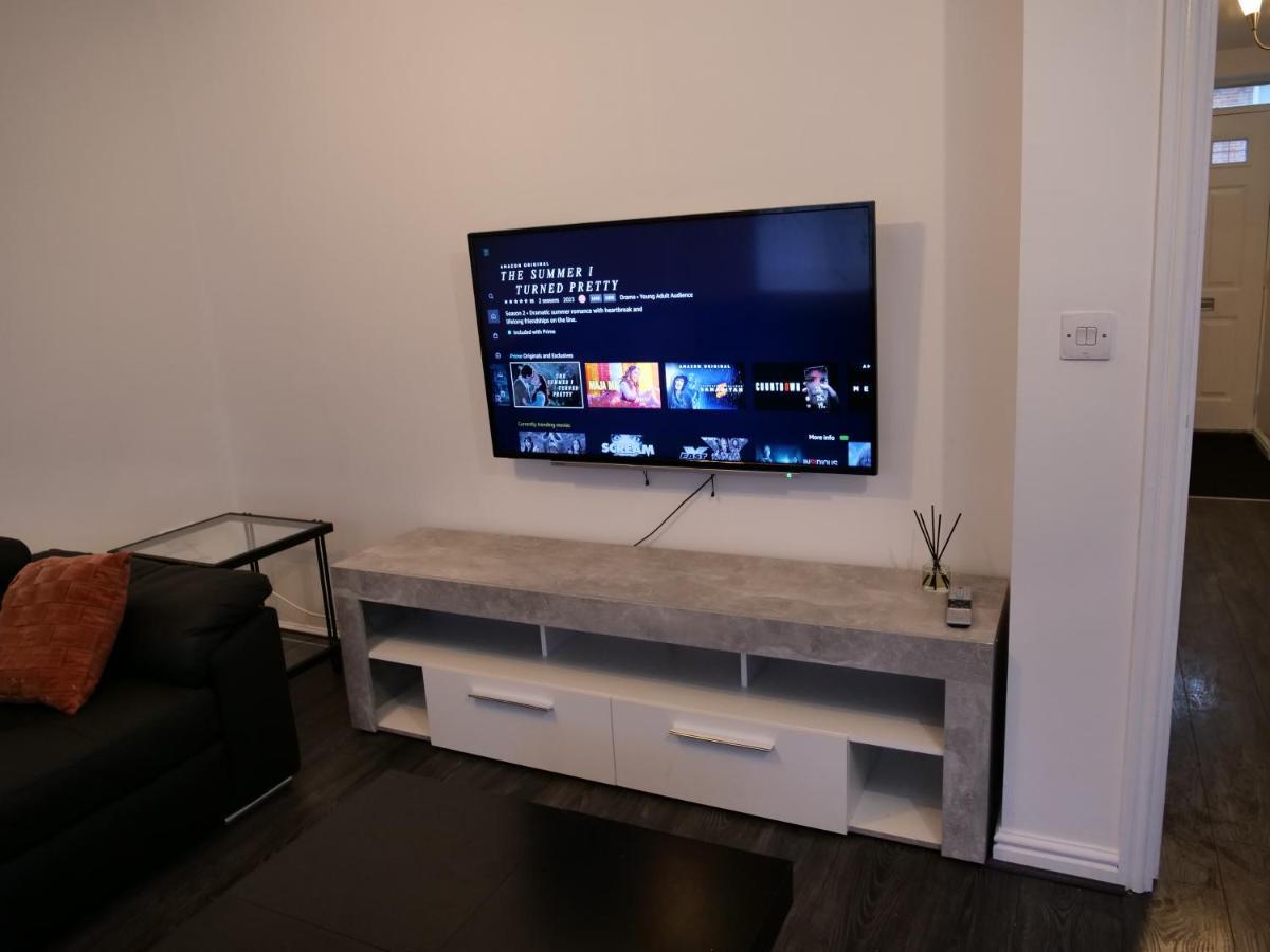 Apartment Spacious 4 Bed House, Sleep 8 Short & Long Stay, Free Parking ,5min Drive From Man Stadium *