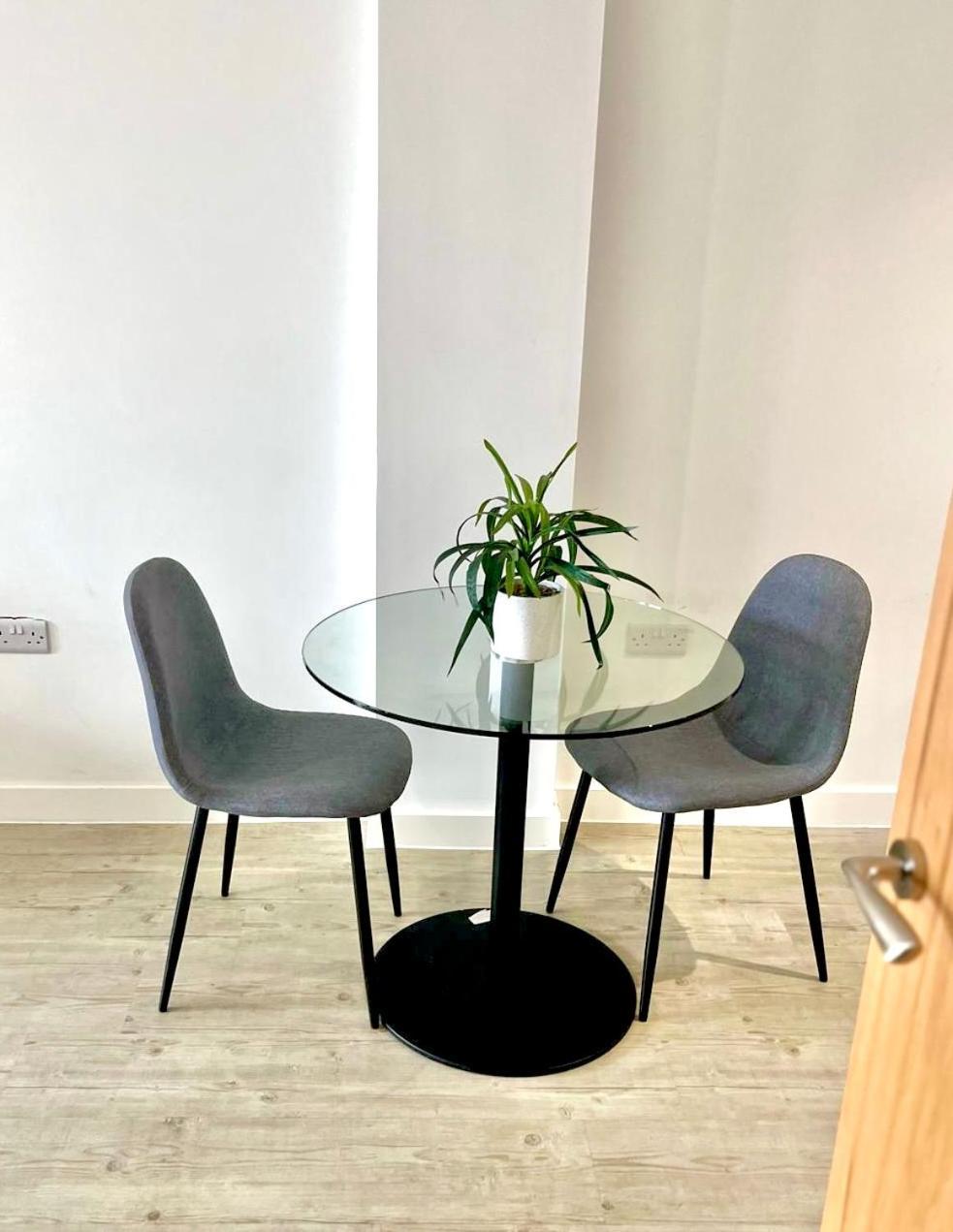 Amazing 1 Bedroom Flat With Balcony Views To The City 19th Floor *