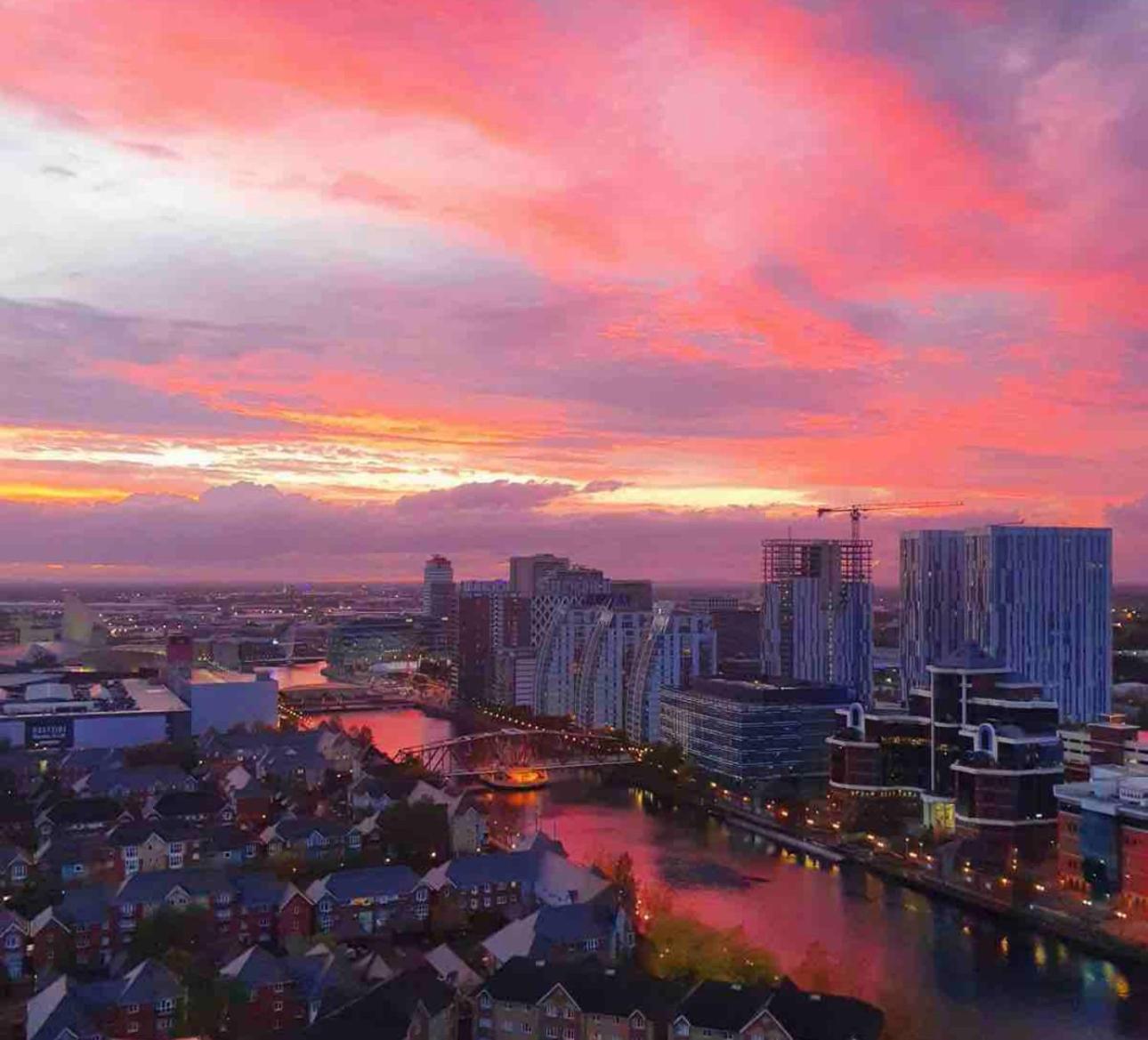 Amazing 1 Bedroom Flat With Balcony Views To The City 19th Floor Apartment *