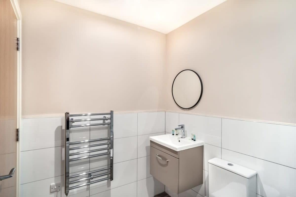 Modern & Stylish 2 Bed In Apartment Manchester