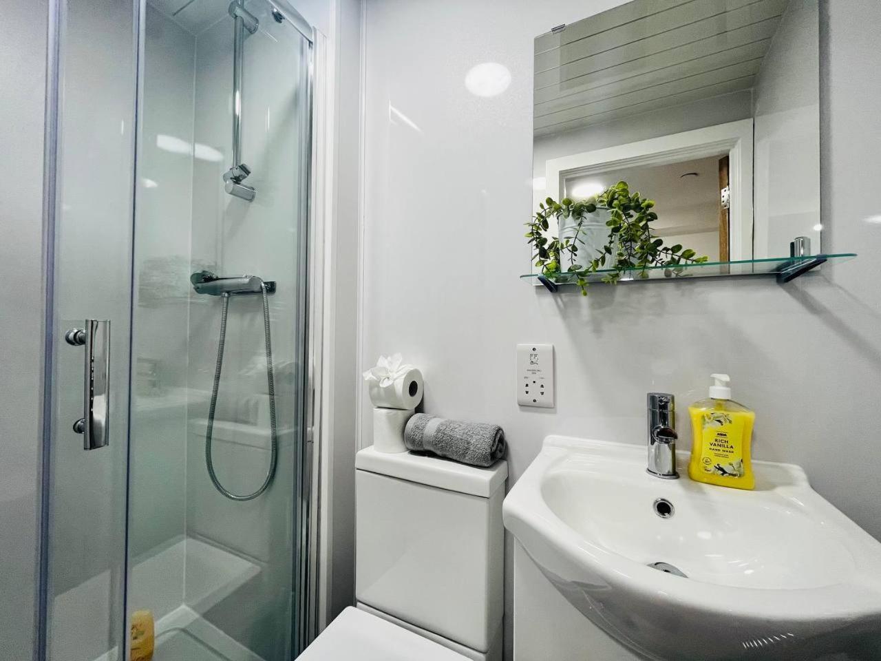 Apartment Chic Hideaway: Modern Studio In Stretford Manchester