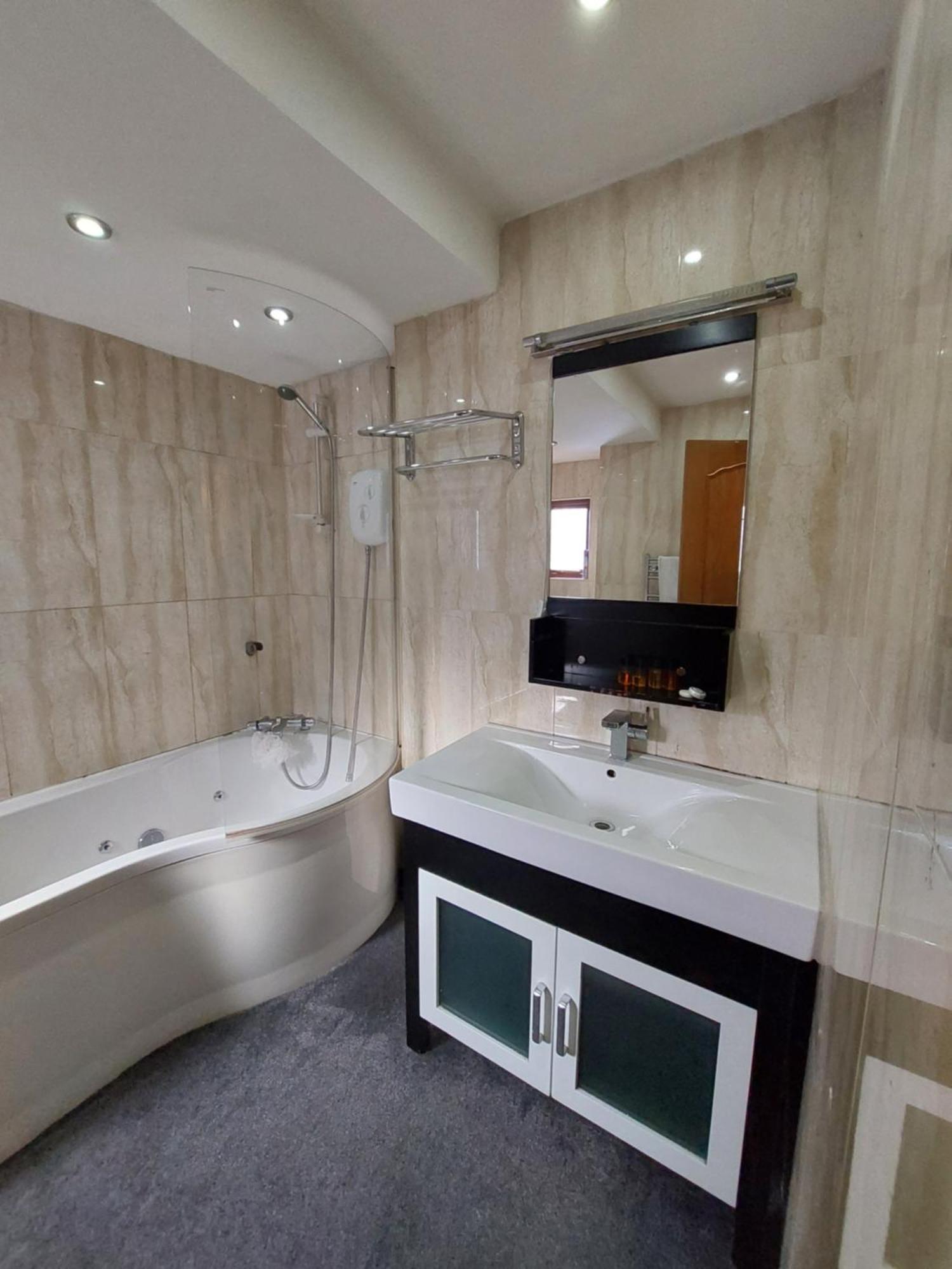 Apartment Dobcross Close *