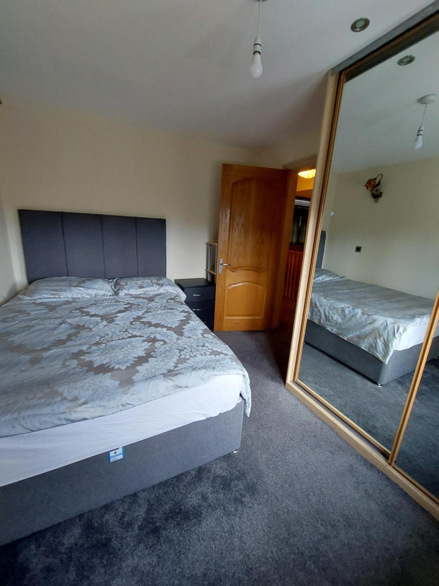 Apartment Dobcross Close