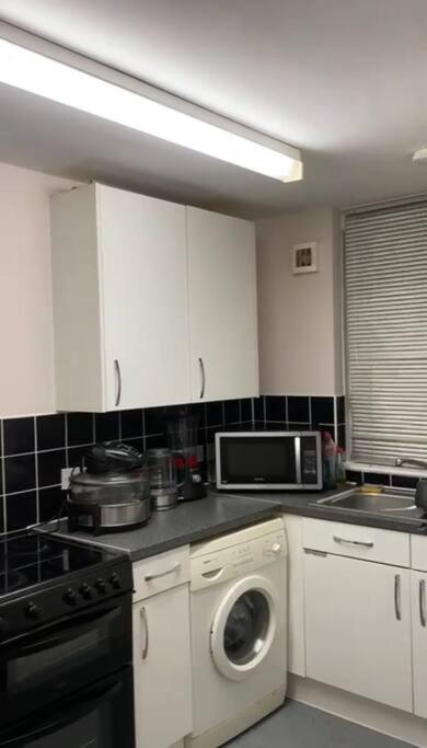 Lovely, Spacious 1-bedroom With *free Parking Apartment *