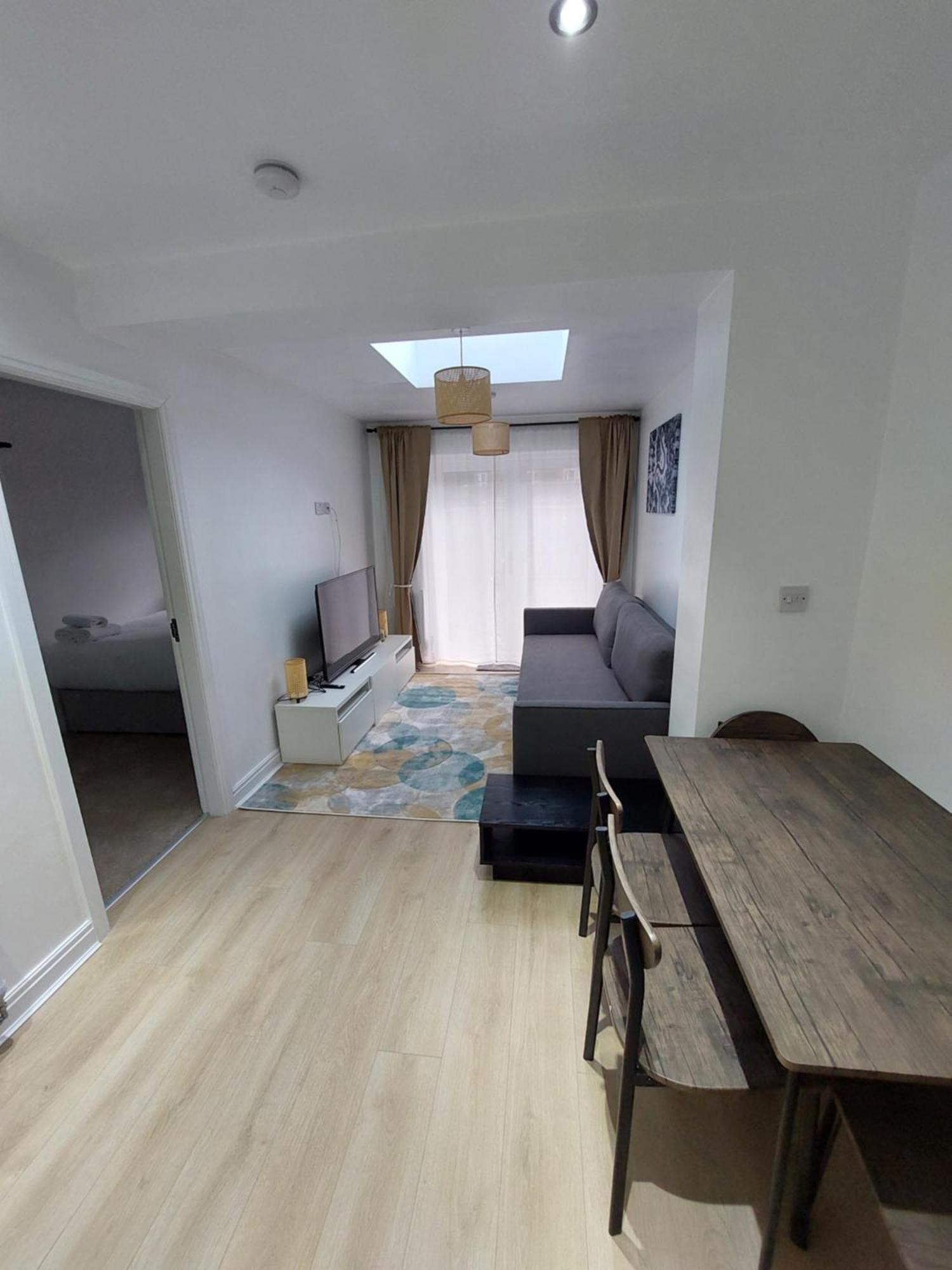 Bankwell Street Two Bedroom -apartment With Parking Manchester