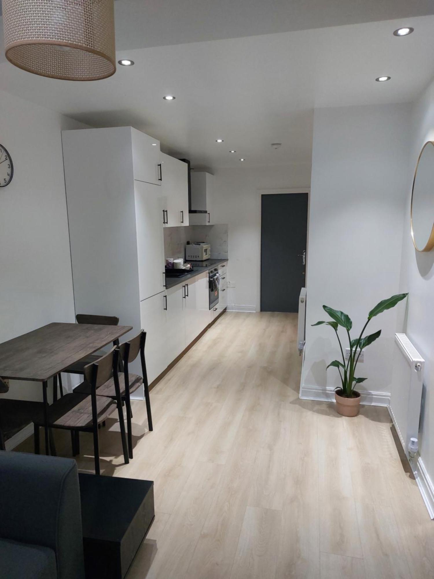 Apartment Bankwell Street Two Bedroom -apartment With Parking