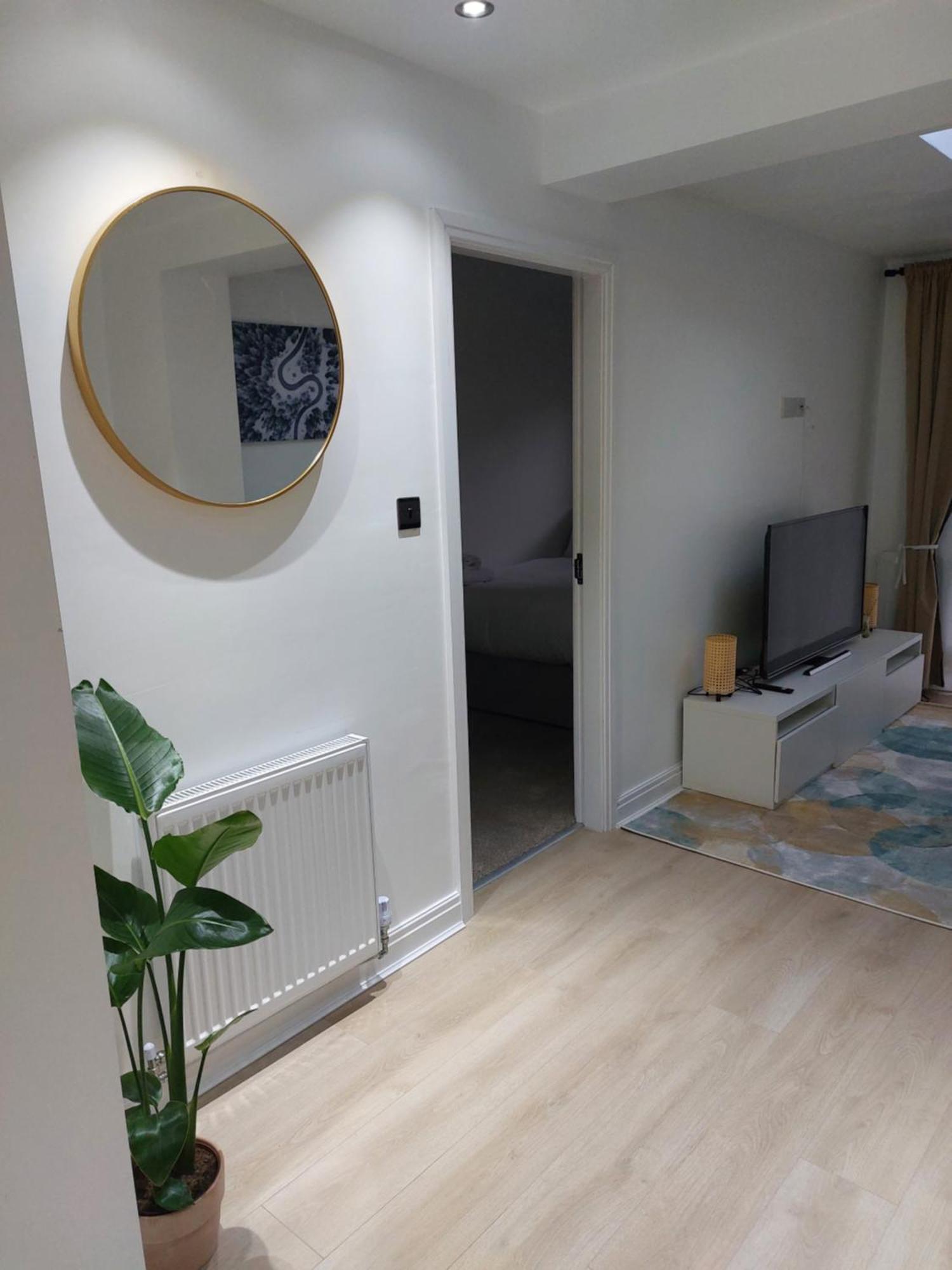 Bankwell Street Two Bedroom -apartment With Parking