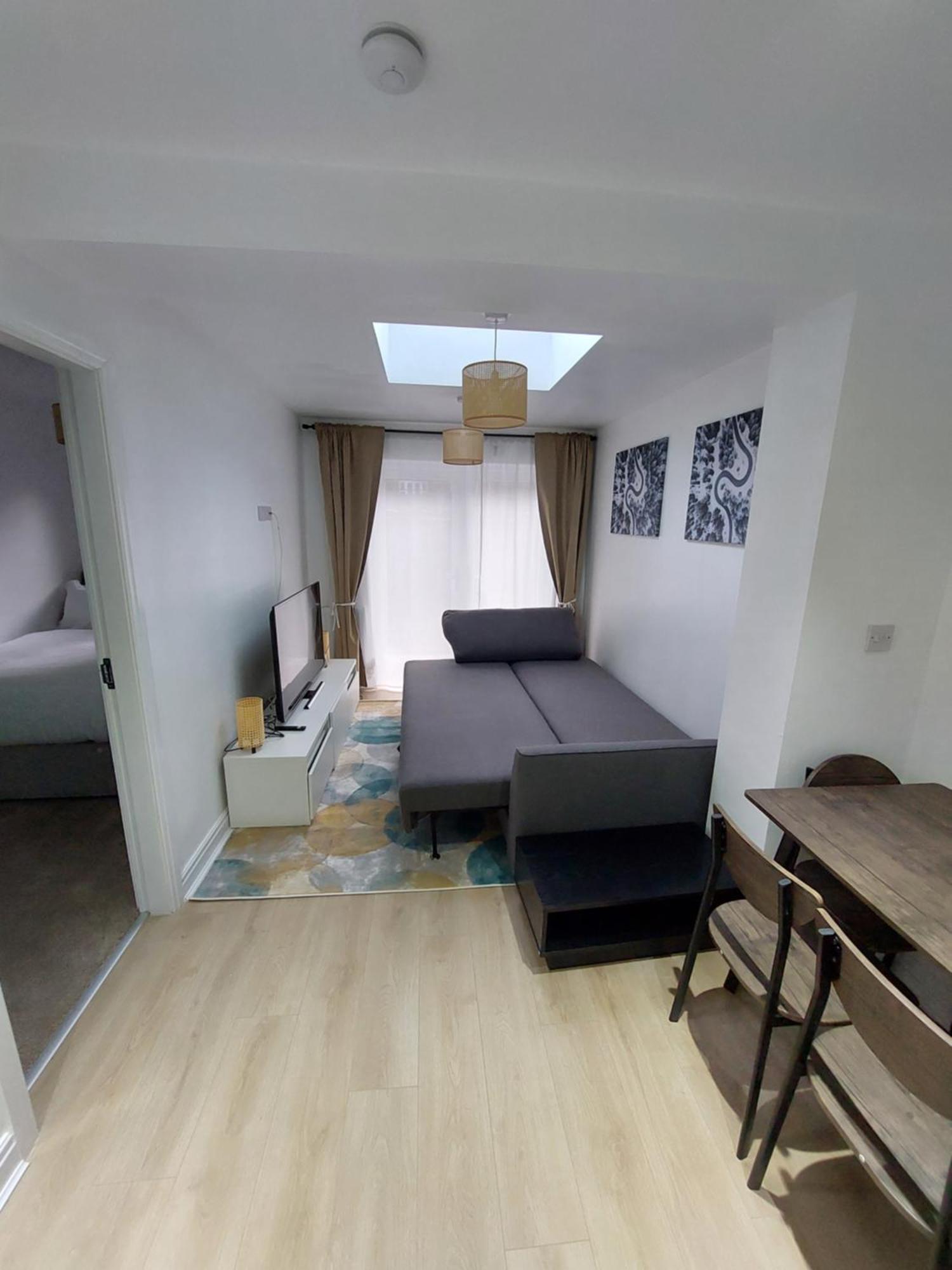 Bankwell Street Two Bedroom -apartment With Parking Manchester