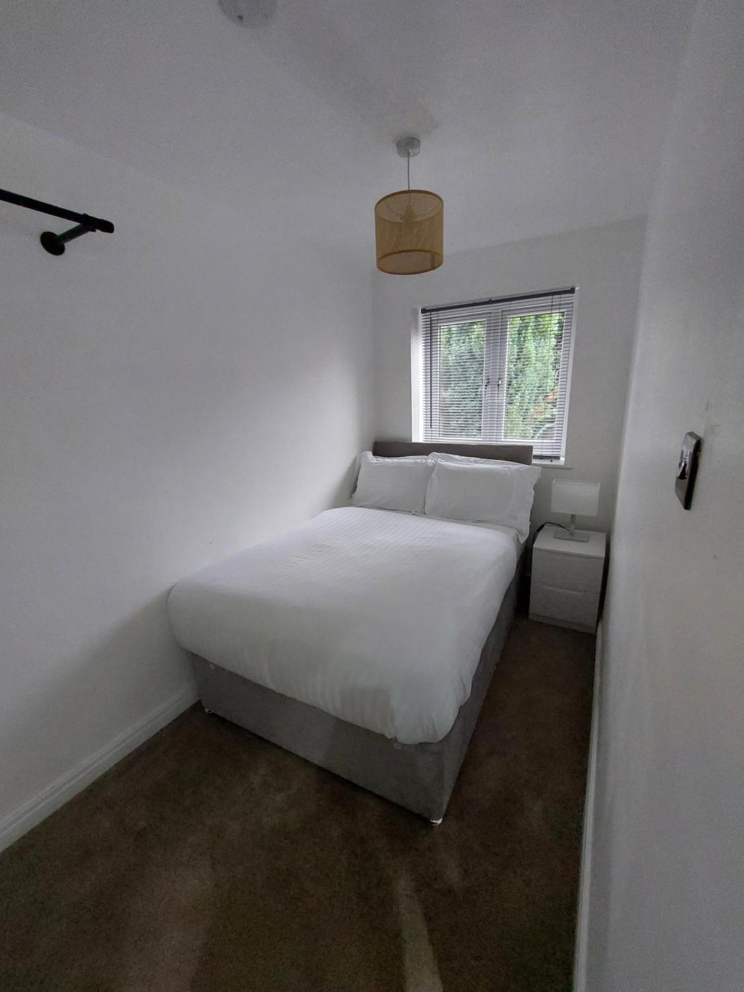 Bankwell Street Two Bedroom -apartment With Parking *