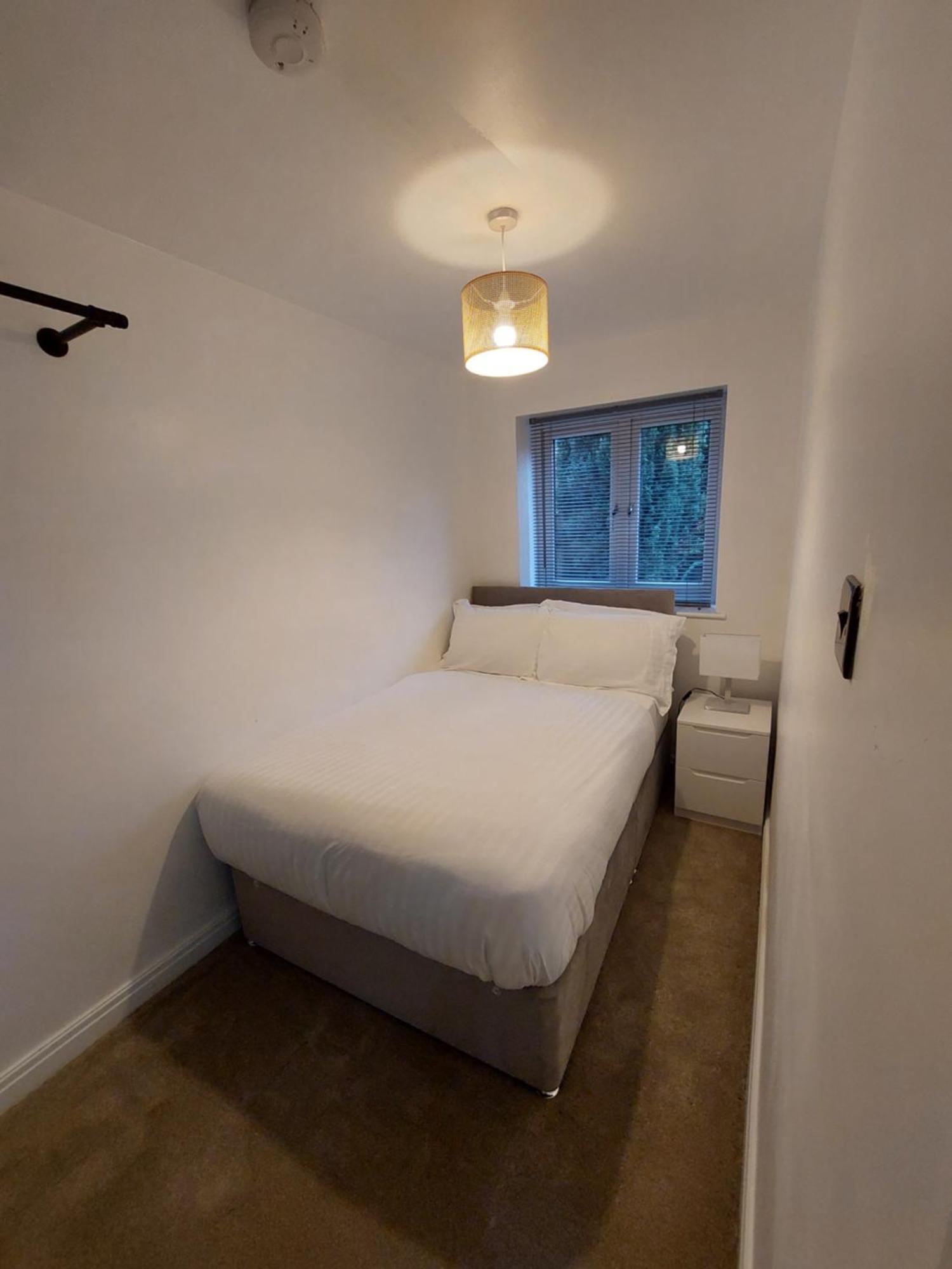 Bankwell Street Two Bedroom -apartment With Parking *