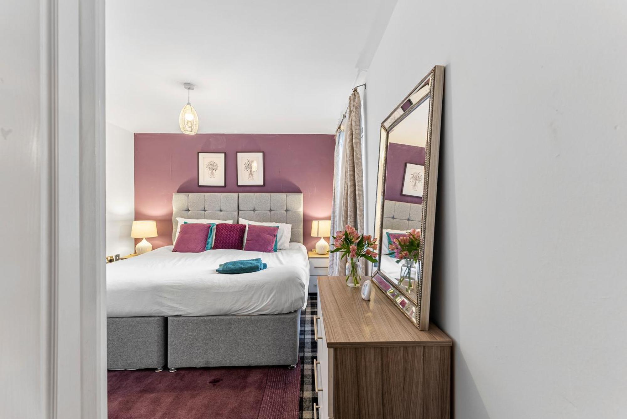 Designer - Great Location! Apartment Manchester