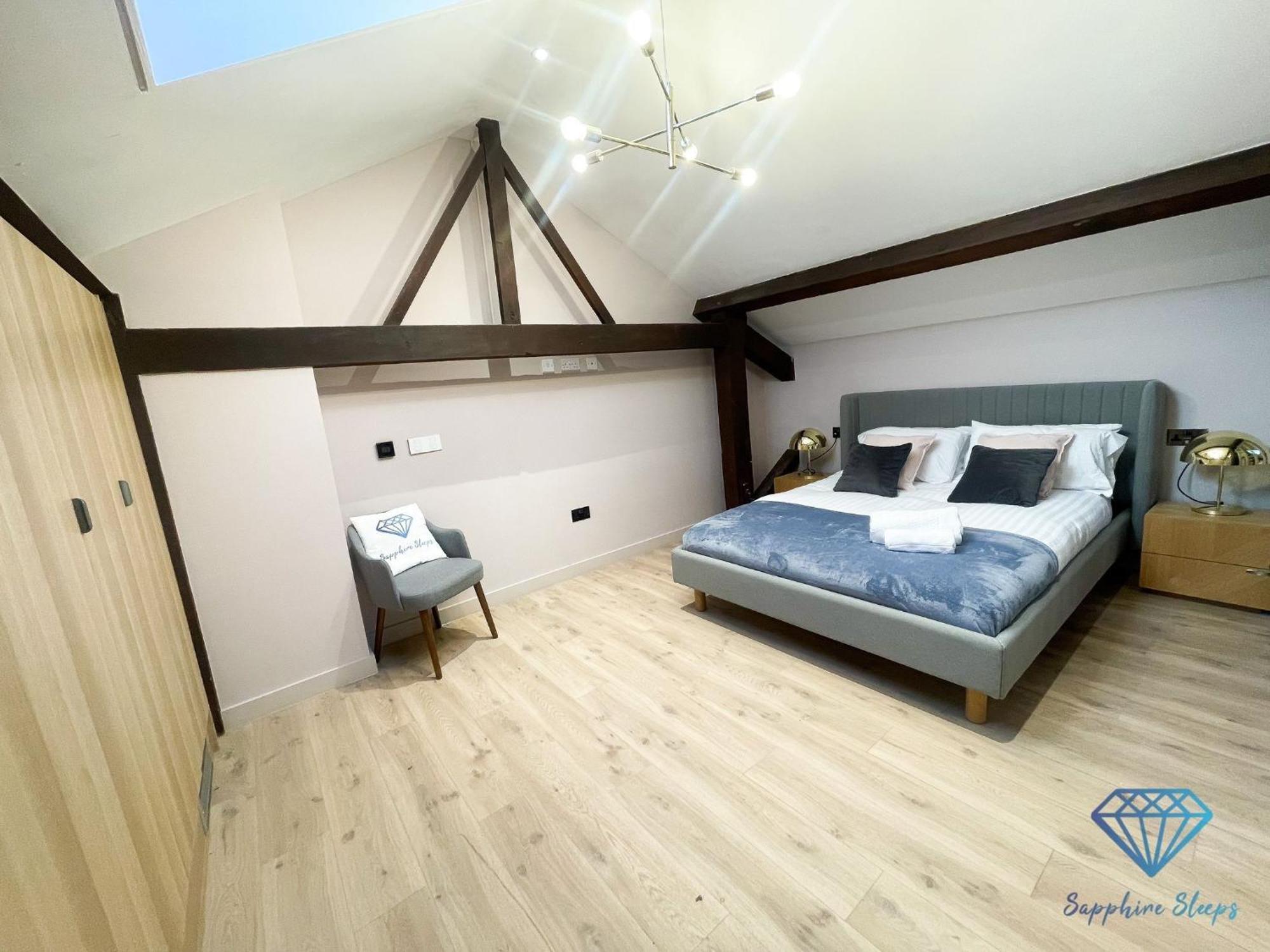 M1 Centre 3 Bed 3 Bath Luxe Penthouse Apartment *