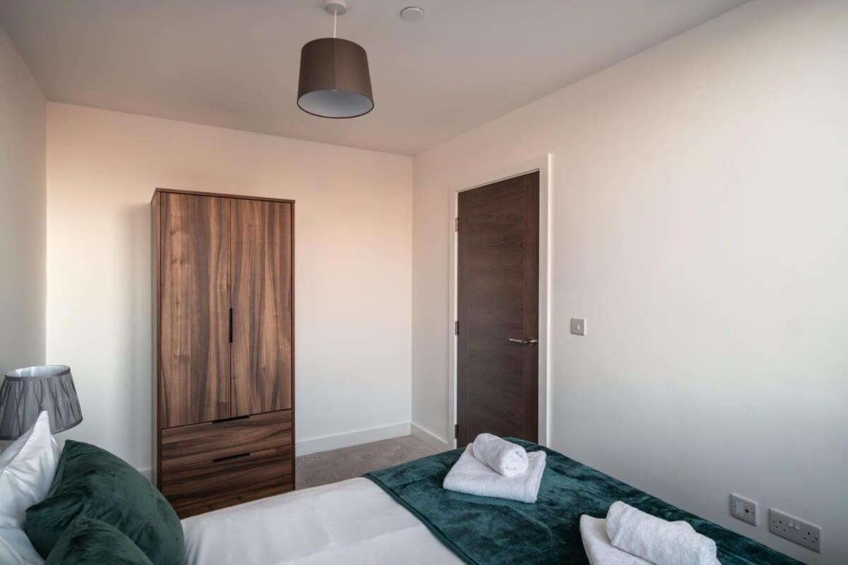 Zeni, Alexandra Rise Modern 1 Bed Apartment *