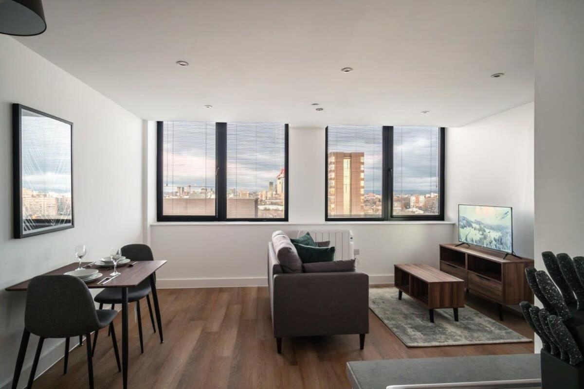 Zeni, Alexandra Rise Modern 1 Bed Apartment Manchester