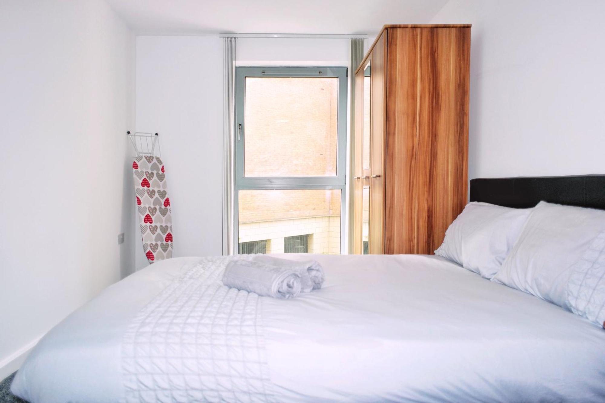 Apartment 2 Bed Ensuite With Balcony And Free Onsite Secure Parking *