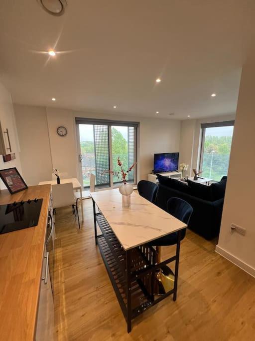 2 Bed Corner With Gym * Manchester