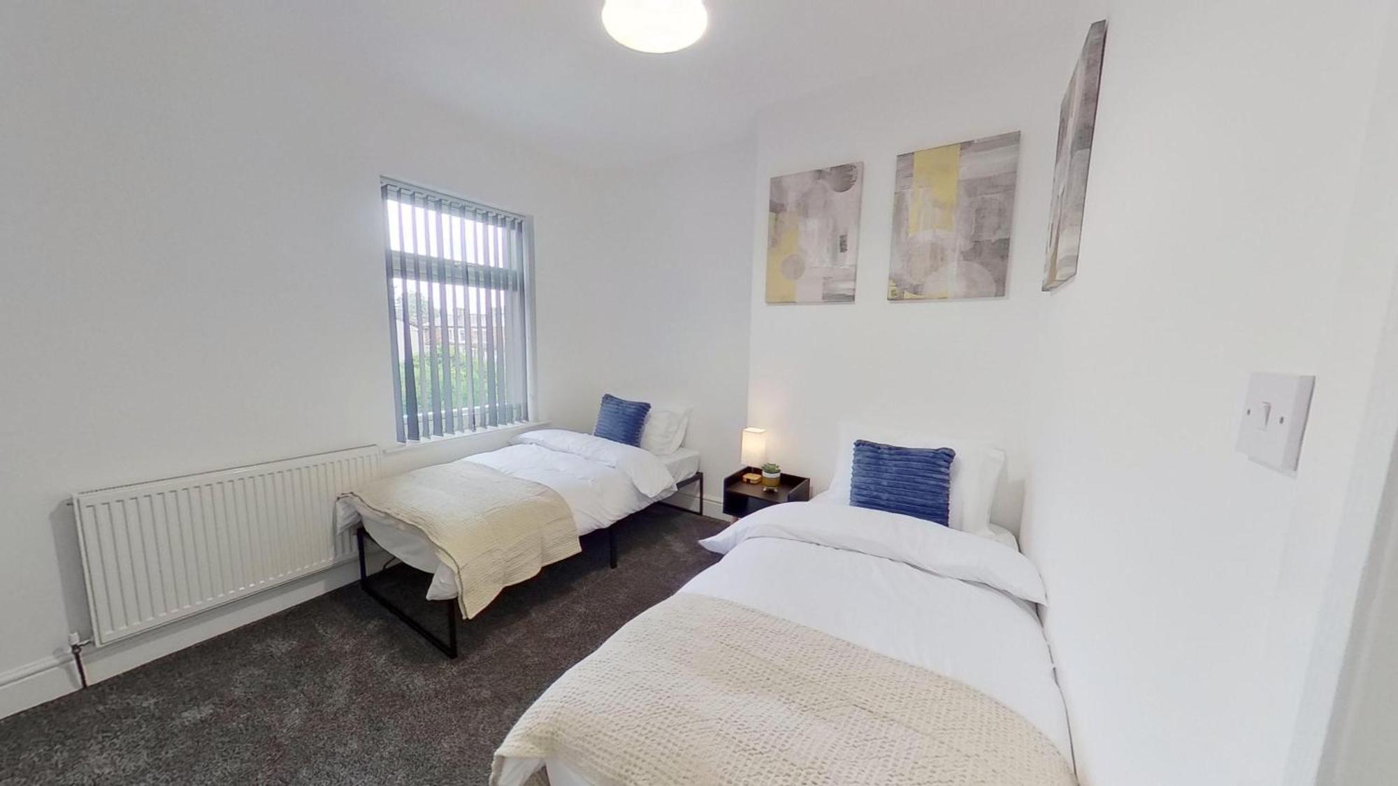 Elegant 2 Bed House Near Centre