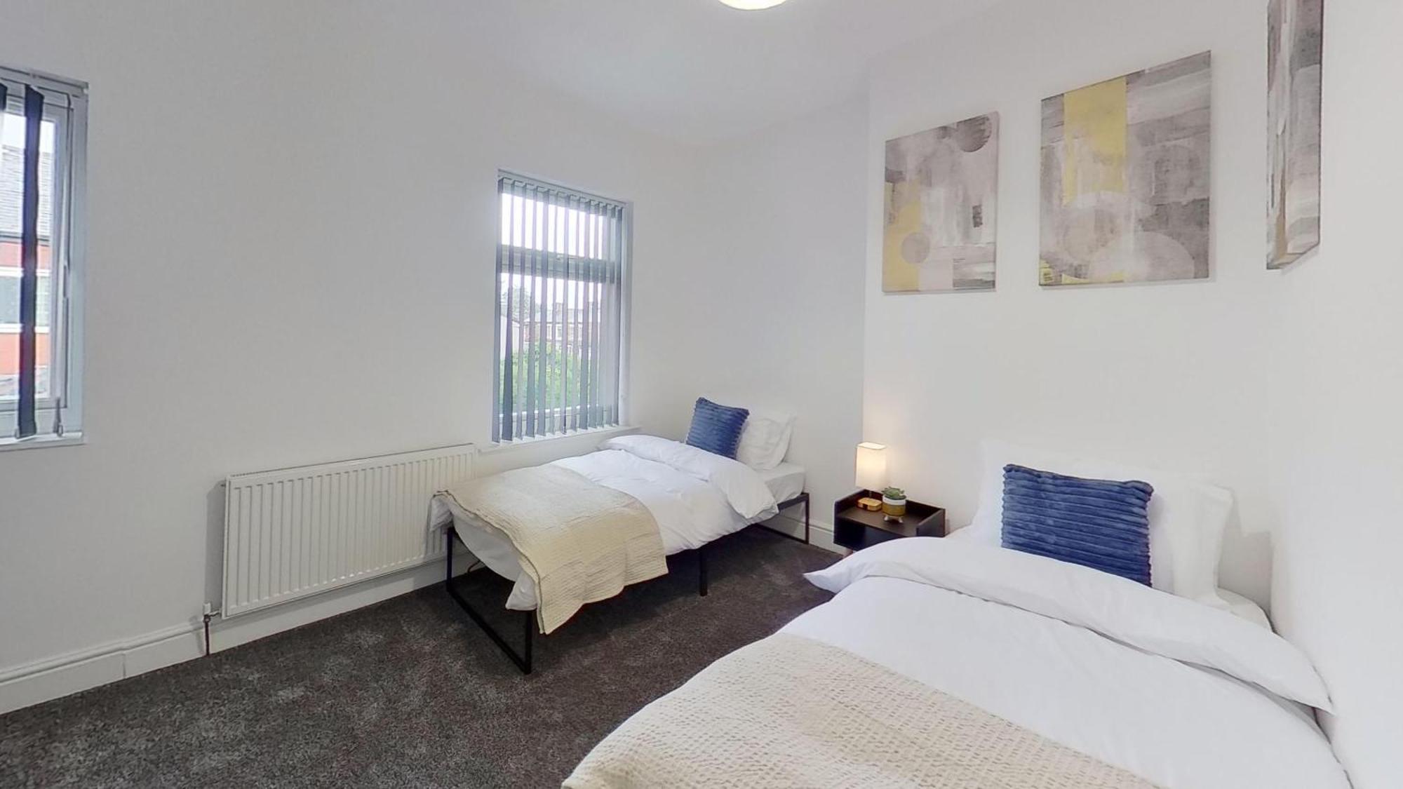 Elegant 2 Bed House Near Centre *