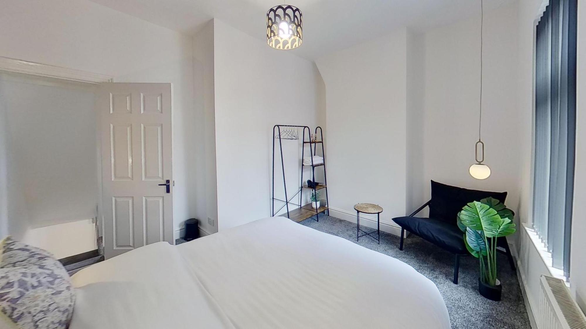 Holiday home Elegant 2 Bed House Near Centre *