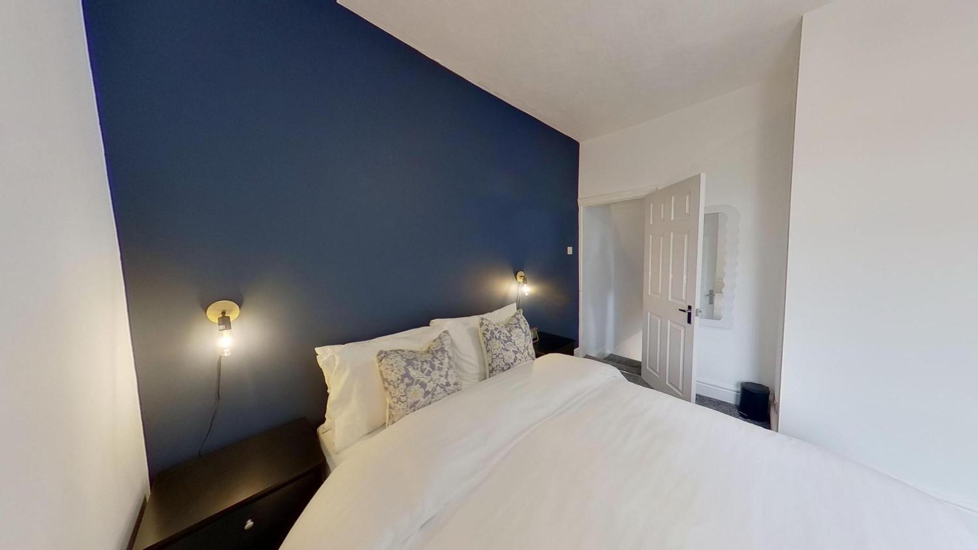 Elegant 2 Bed House Near Centre Manchester