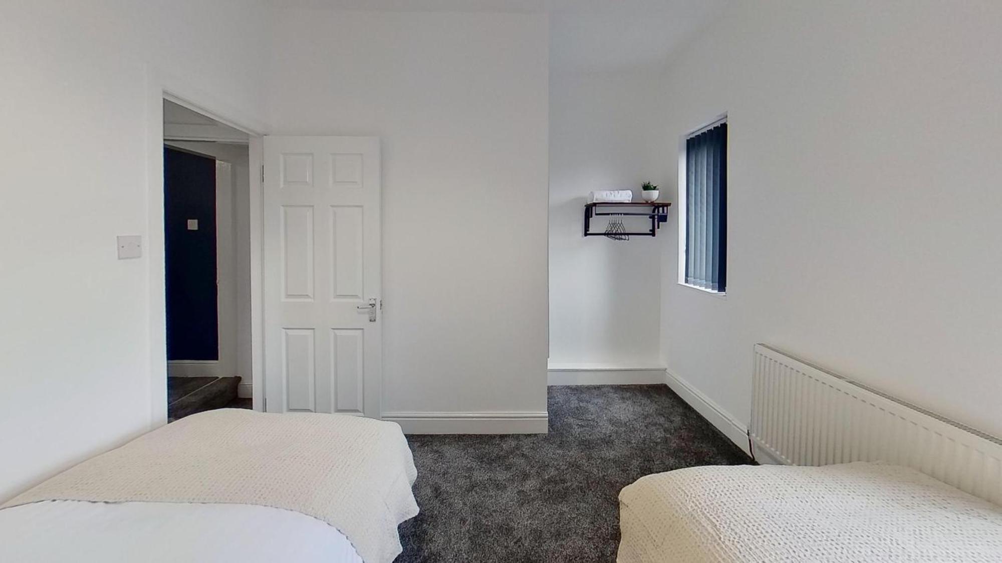 Holiday home Elegant 2 Bed House Near Centre