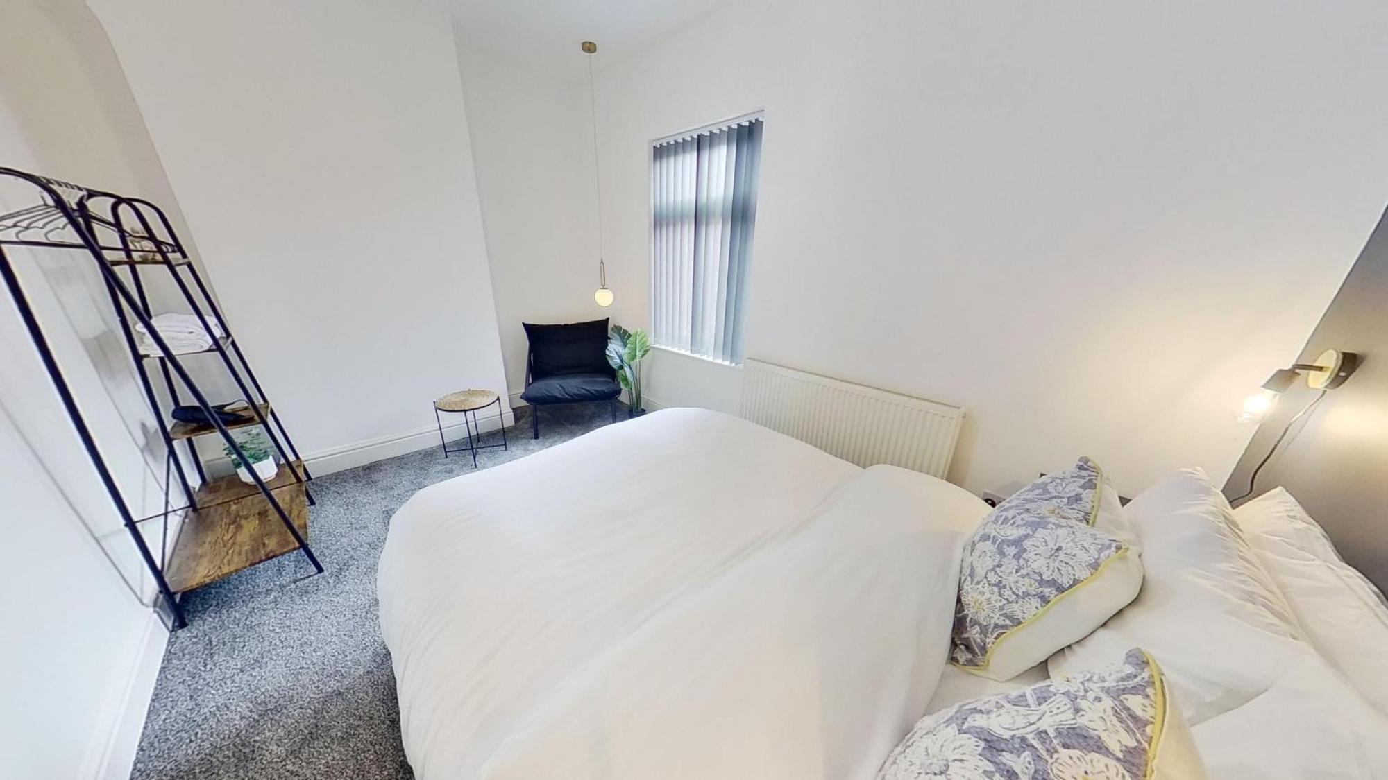 Elegant 2 Bed House Near Centre