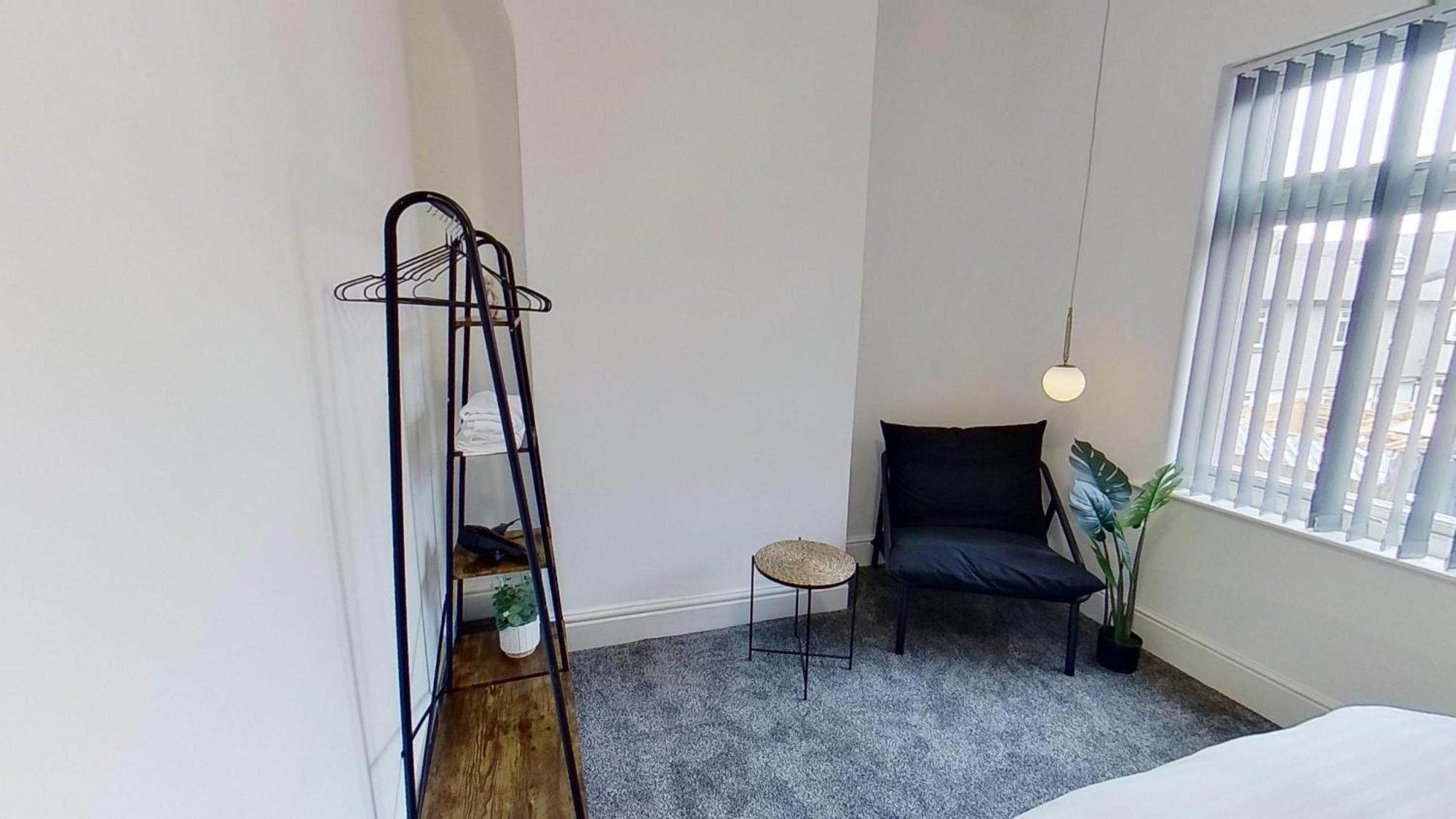 Elegant 2 Bed House Near Centre Manchester