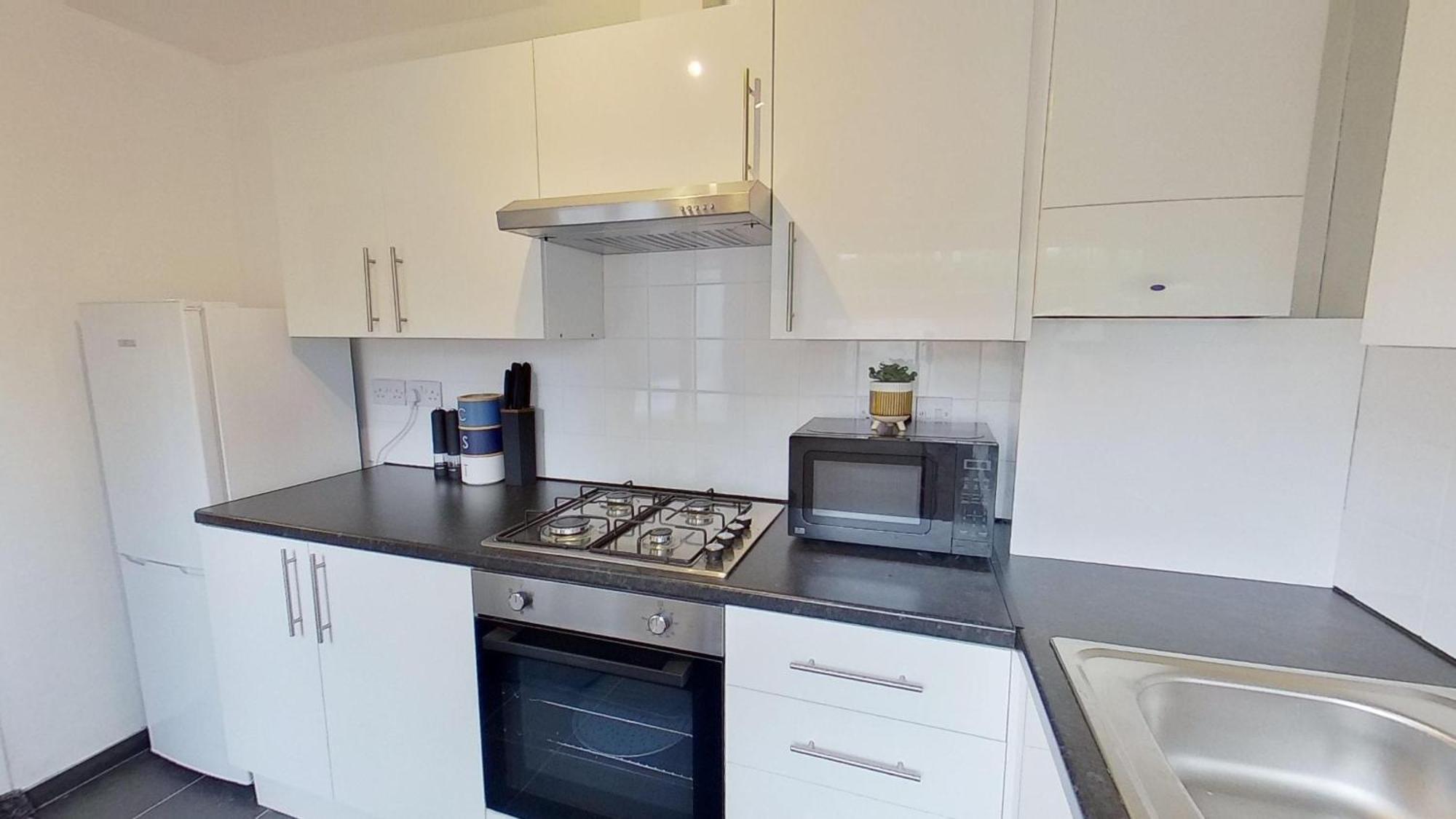 Holiday home Elegant 2 Bed House Near Centre *