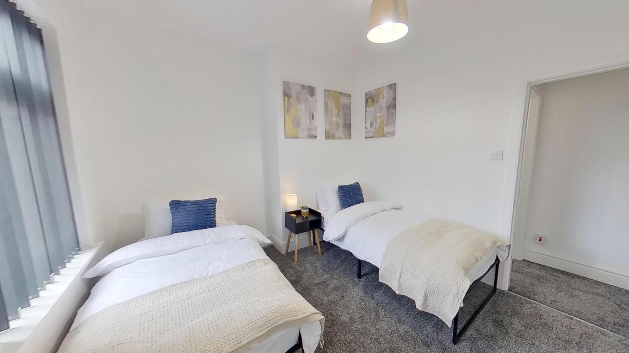 Elegant 2 Bed House Near Centre *