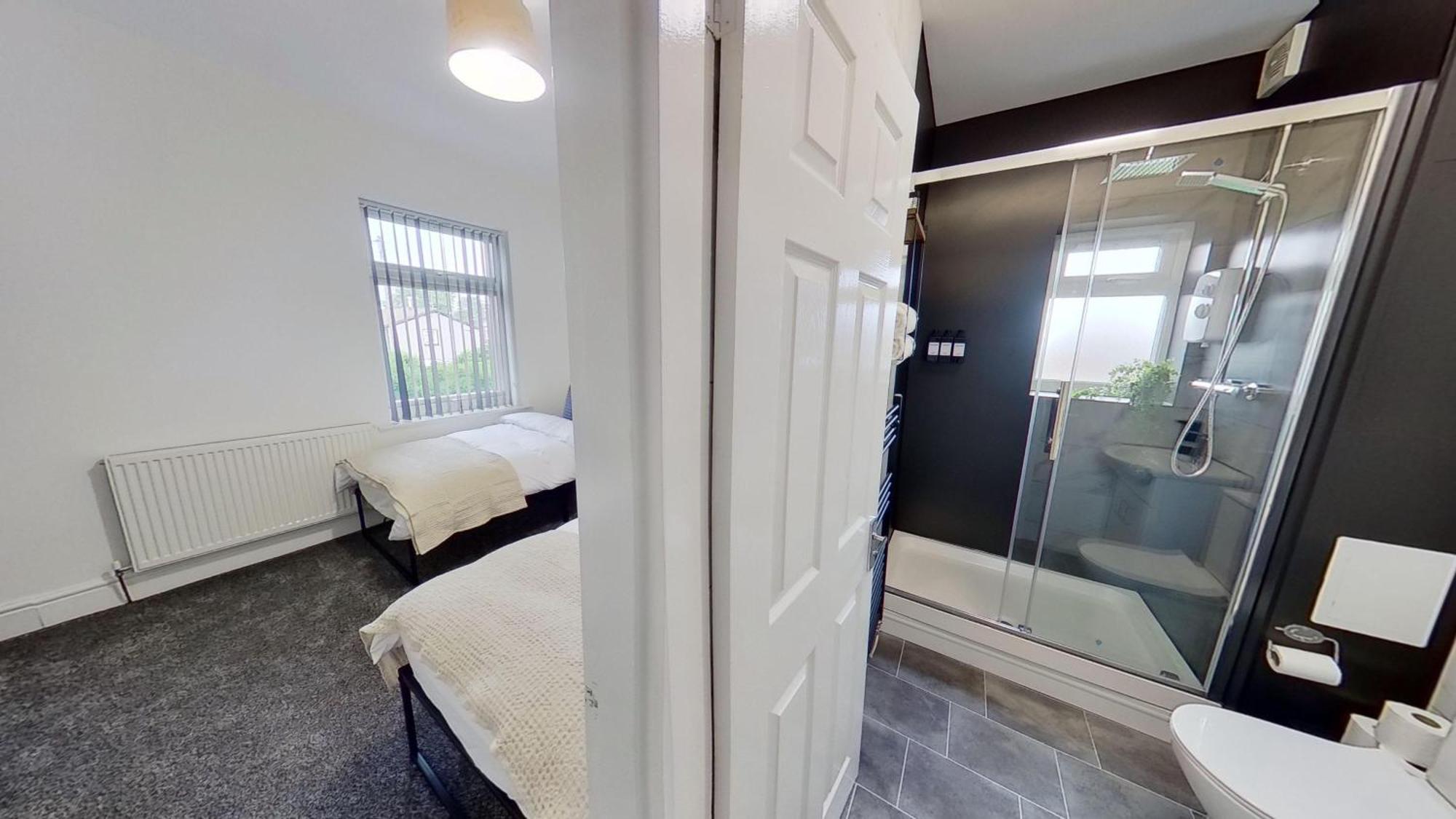 Holiday home Elegant 2 Bed House Near Centre