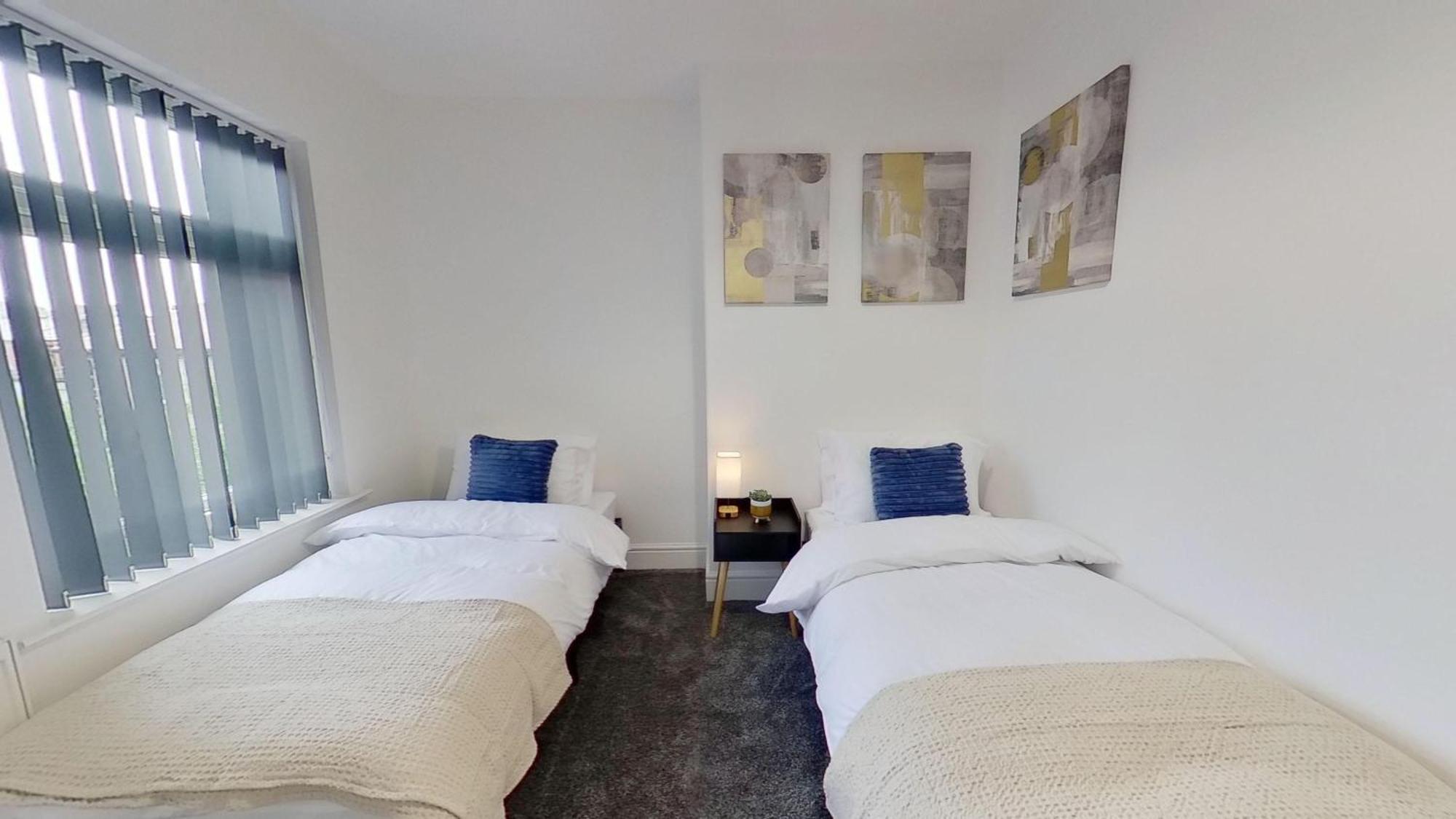 Elegant 2 Bed House Near Centre *