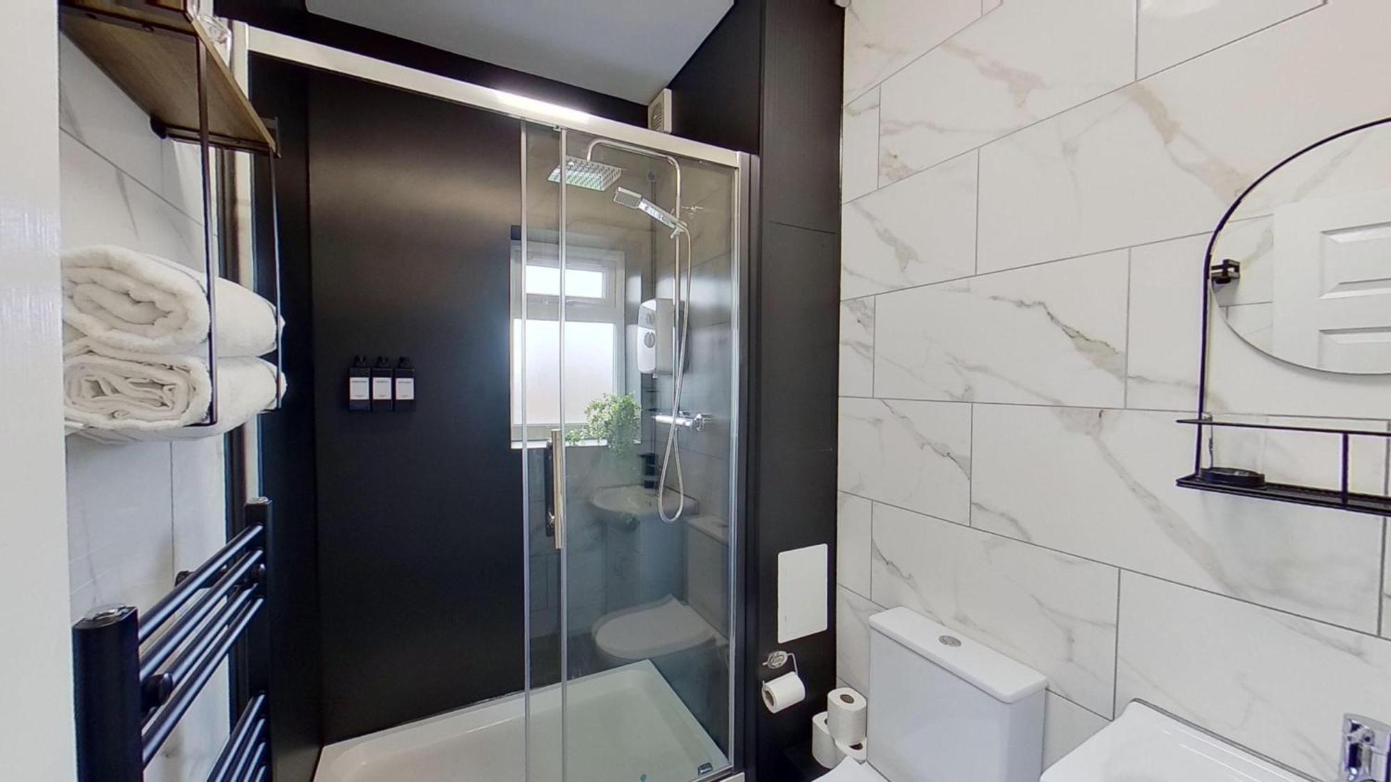 Elegant 2 Bed House Near Centre