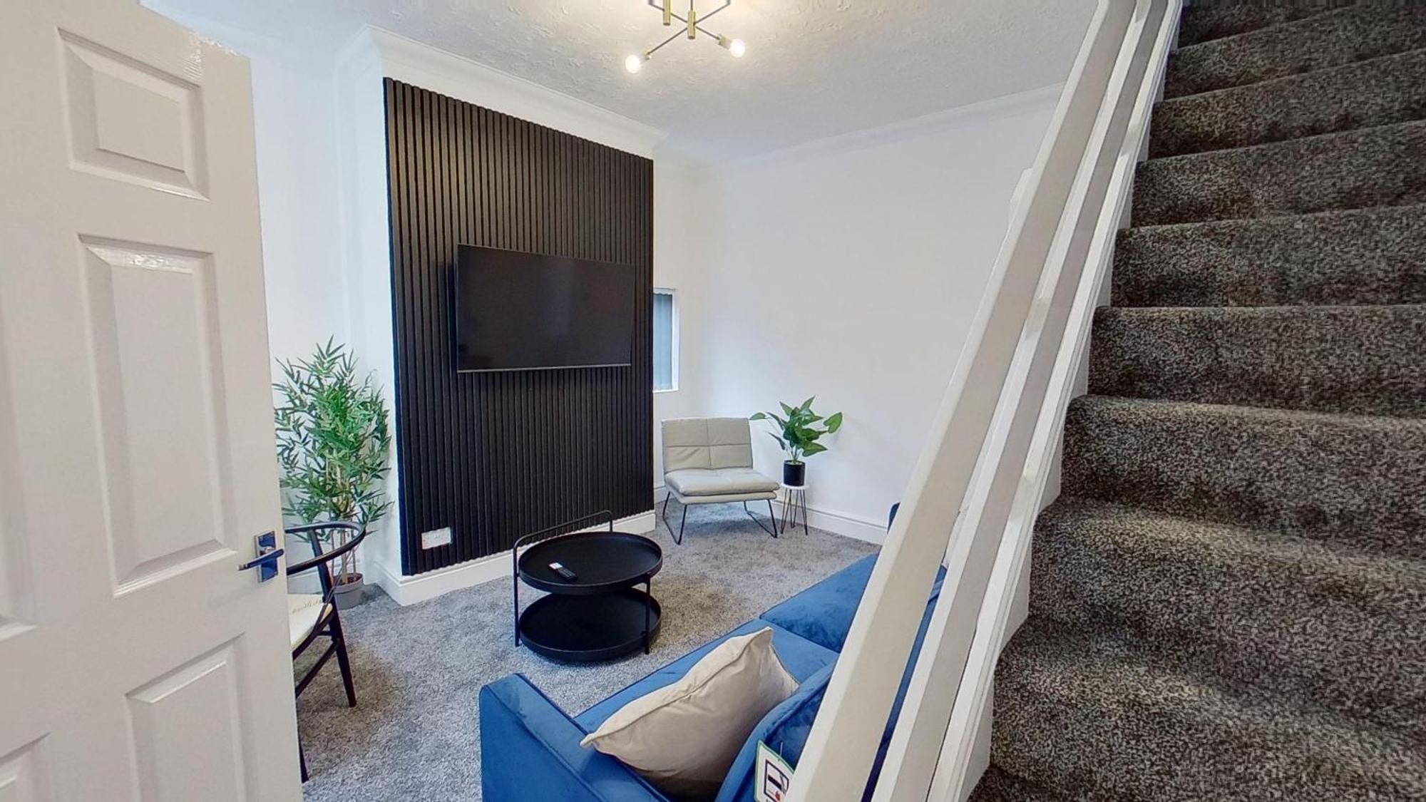Elegant 2 Bed House Near Centre *