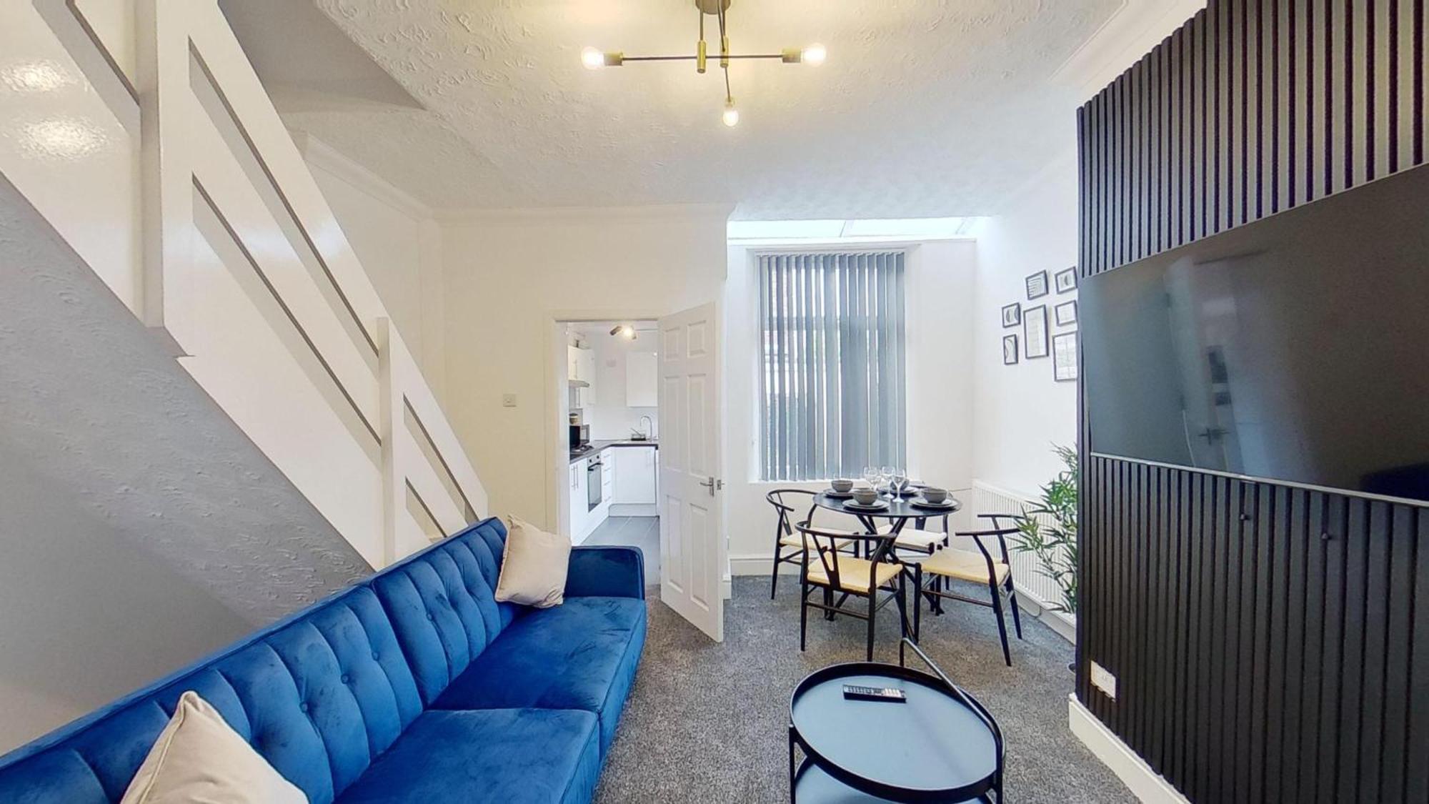 Holiday home Elegant 2 Bed House Near Centre *