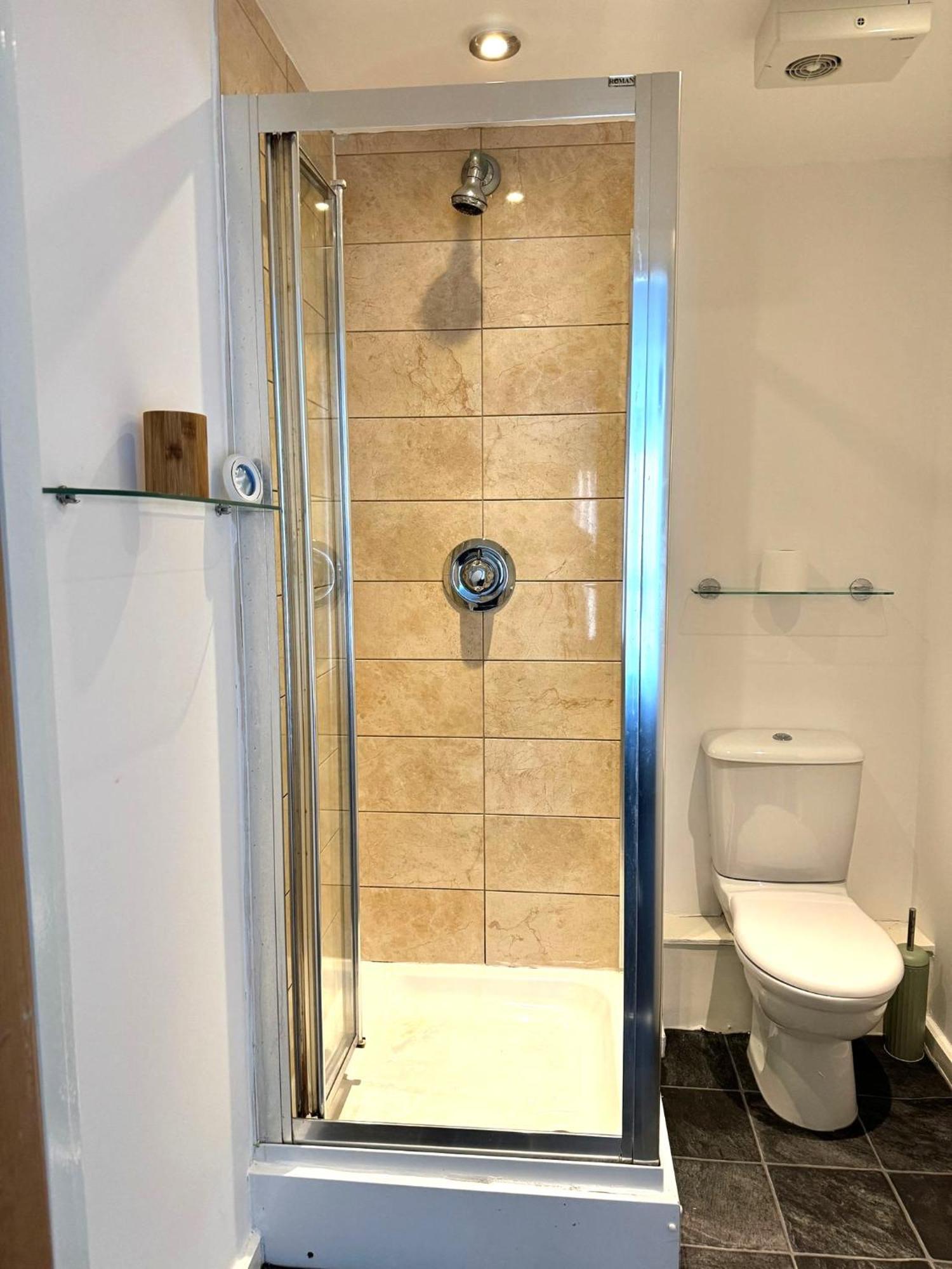 Apartment 2 Bed Ensuite With Balcony And Free Onsite Secure Parking