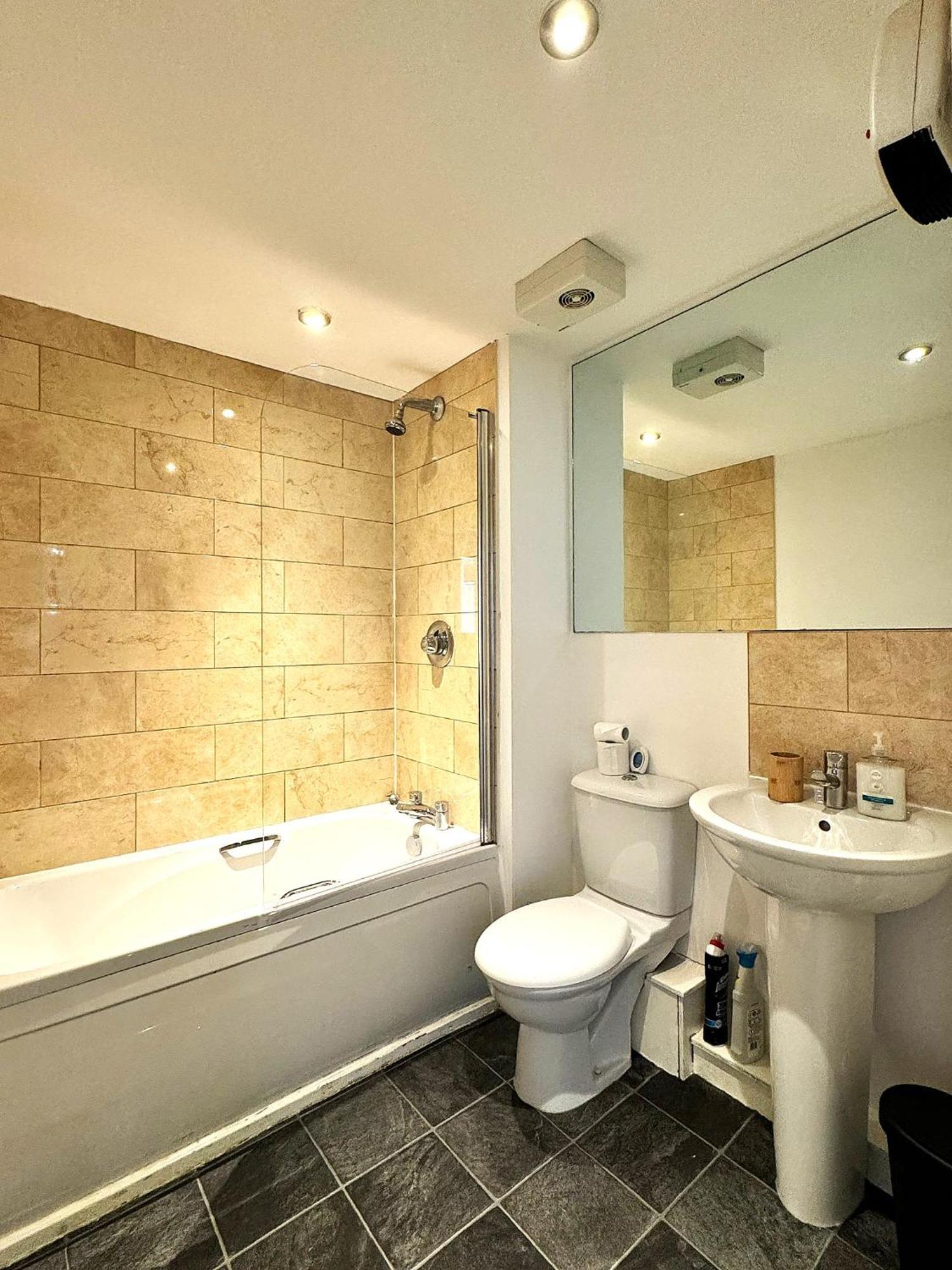 Apartment 2 Bed Ensuite With Balcony And Free Onsite Secure Parking Manchester