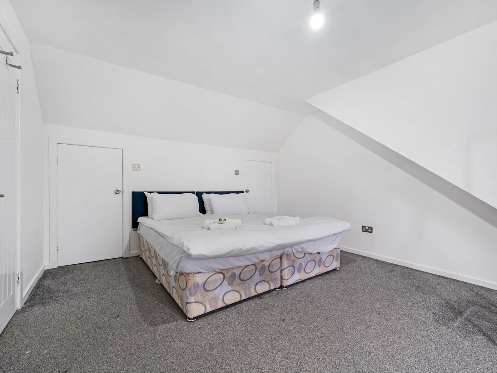 Spacious 4 Bed Hidden Gem Pass The Keys