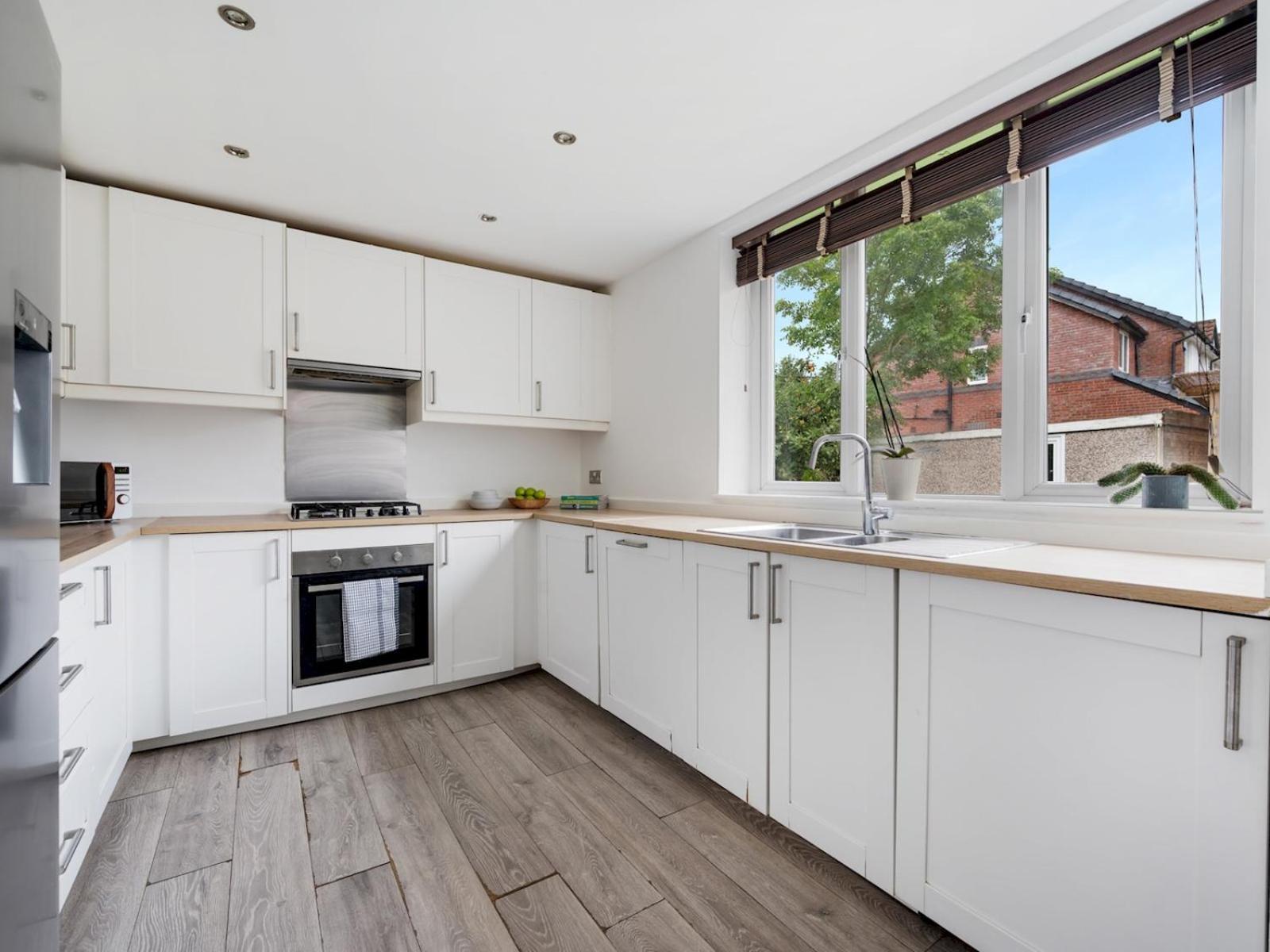 Spacious 4 Bed Hidden Gem Pass The Keys