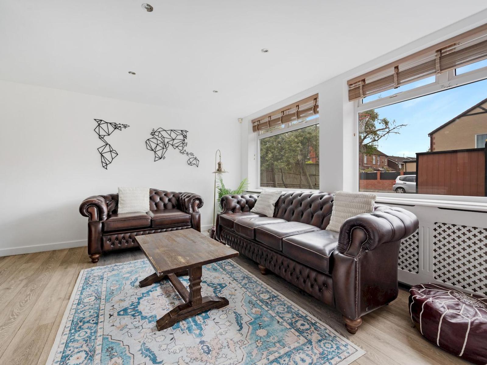 Spacious 4 Bed Hidden Gem Pass The Keys Holiday home *
