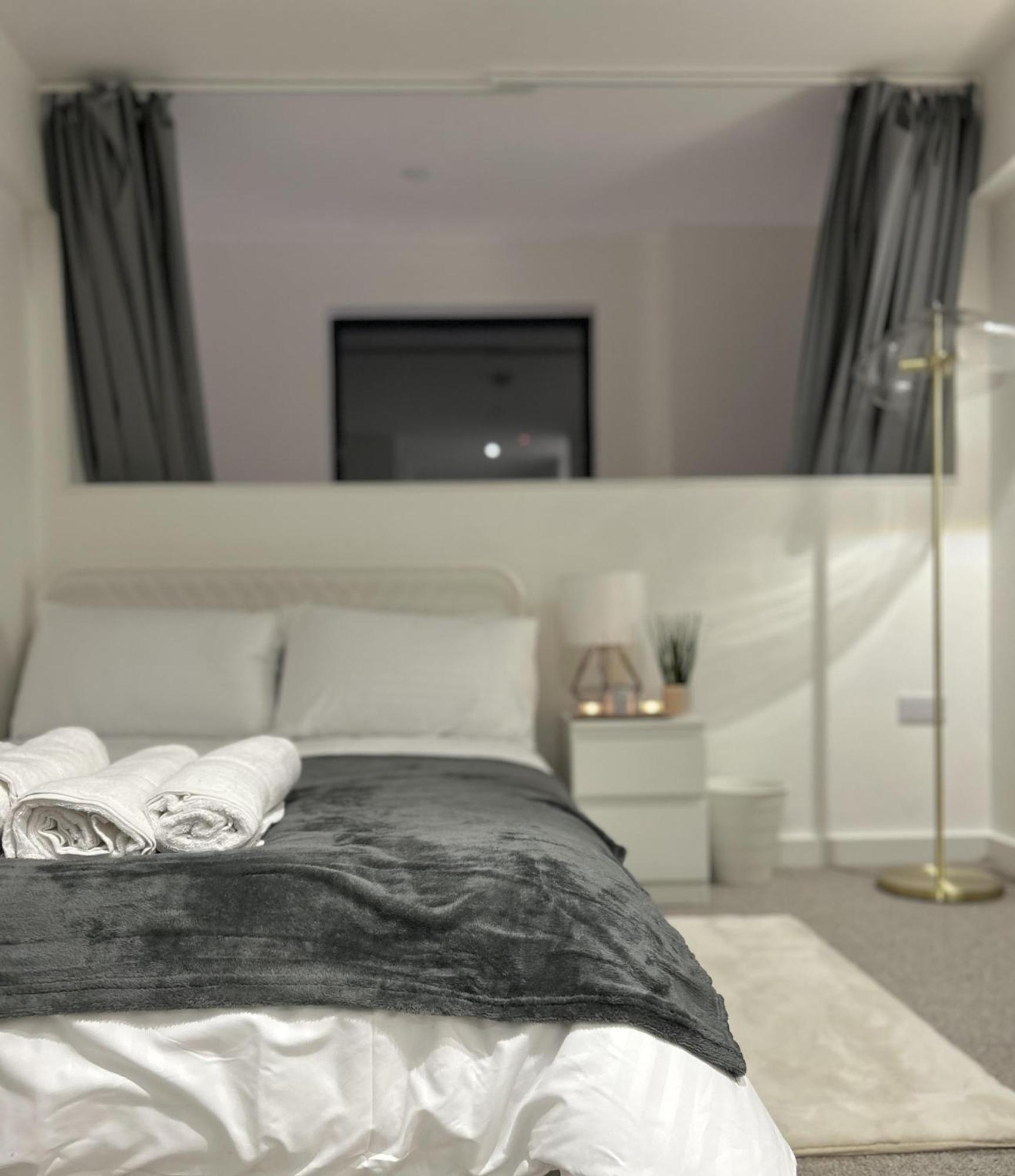 Central 2 Level - Balcony-Free Parking-Wi-Fi * Manchester
