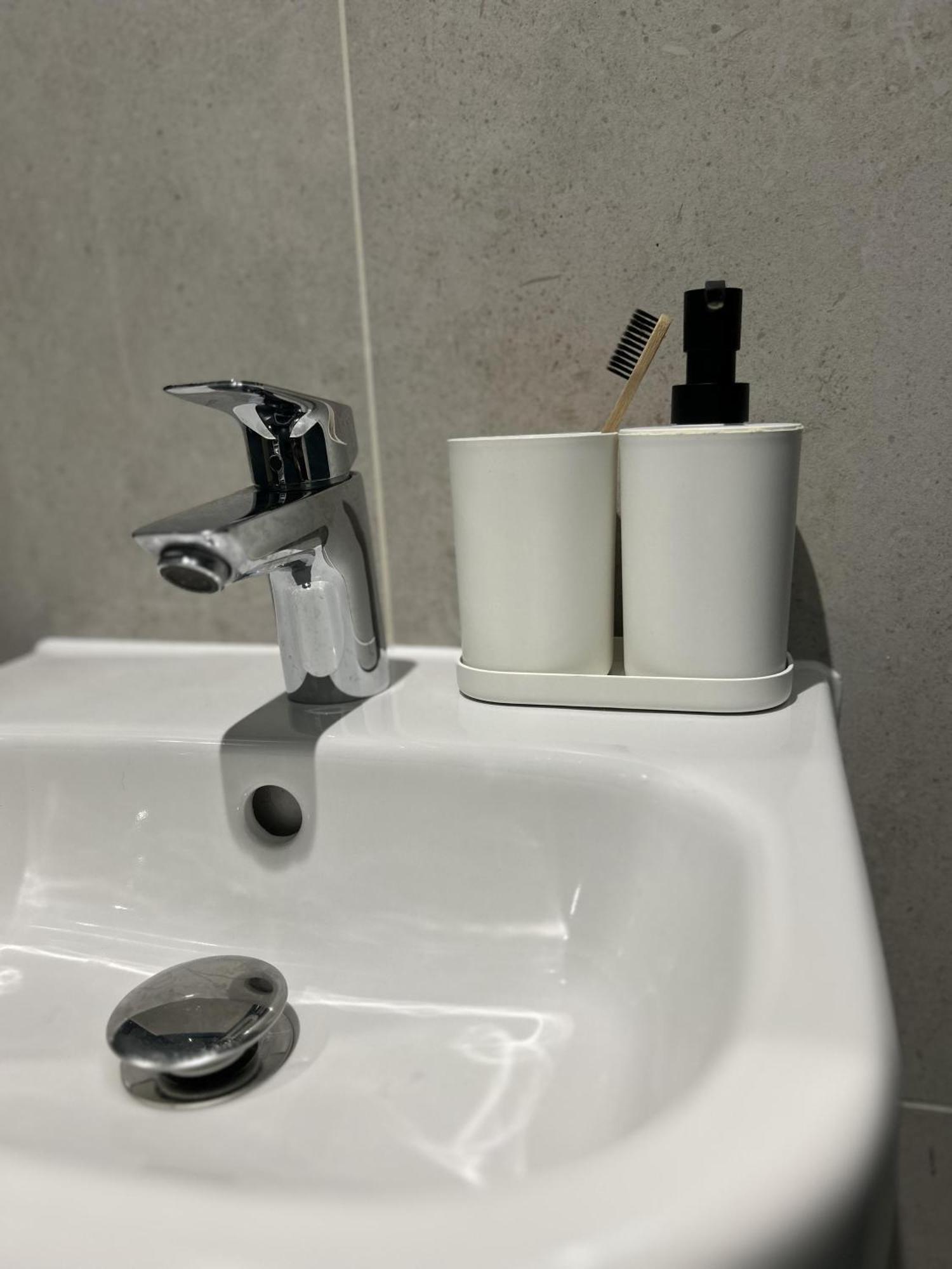 Central 2 Level - Balcony-Free Parking-Wi-Fi Apartment Manchester